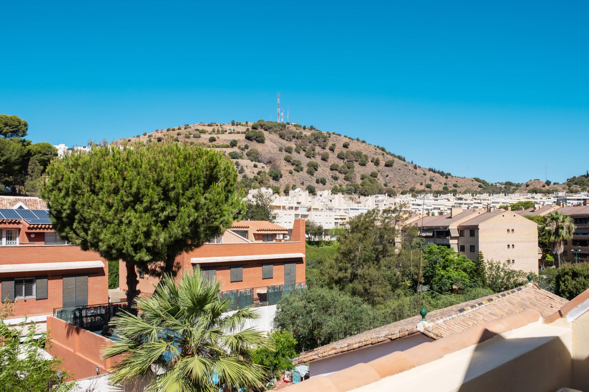 Charming semi-detached house in bajo Limonar