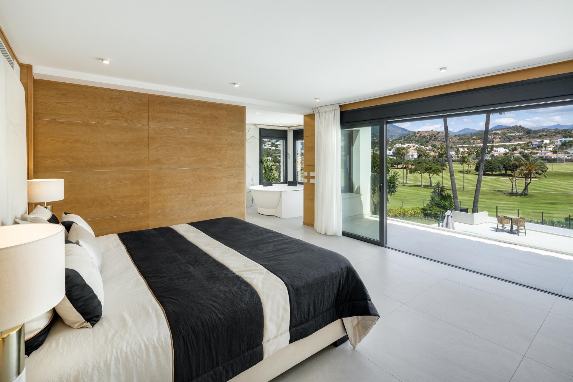 Magnifica villa rodeada de vegetación a pies del campo de golf Los Naranjos, Nueva Andalucia