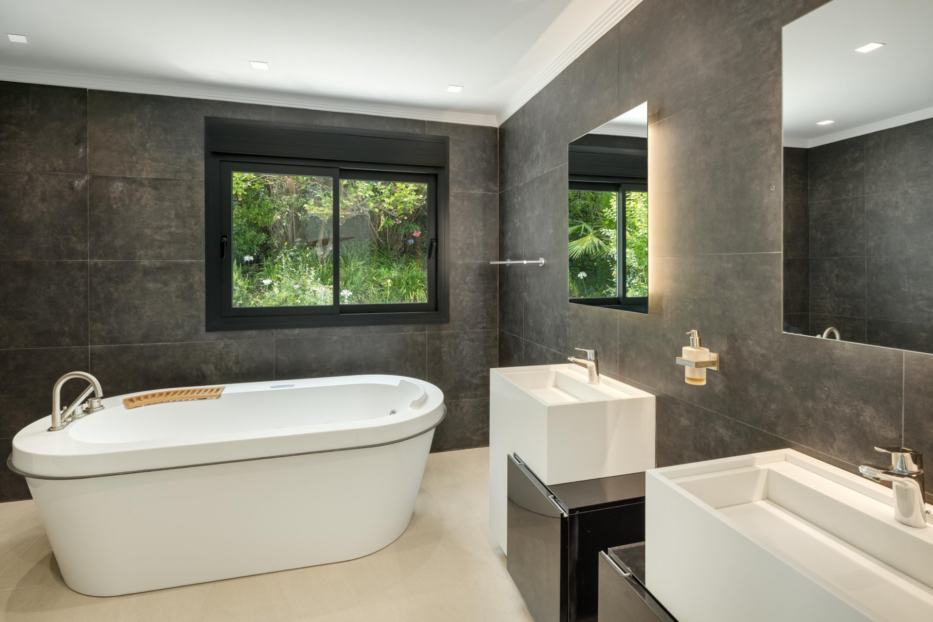 Magnifica villa rodeada de vegetación a pies del campo de golf Los Naranjos, Nueva Andalucia