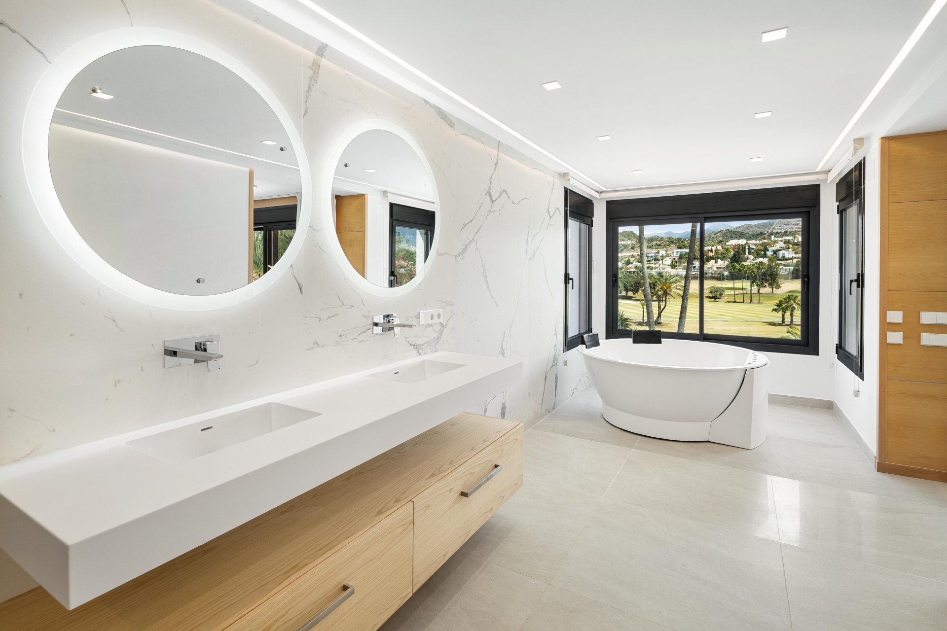 Magnifica villa rodeada de vegetación a pies del campo de golf Los Naranjos, Nueva Andalucia