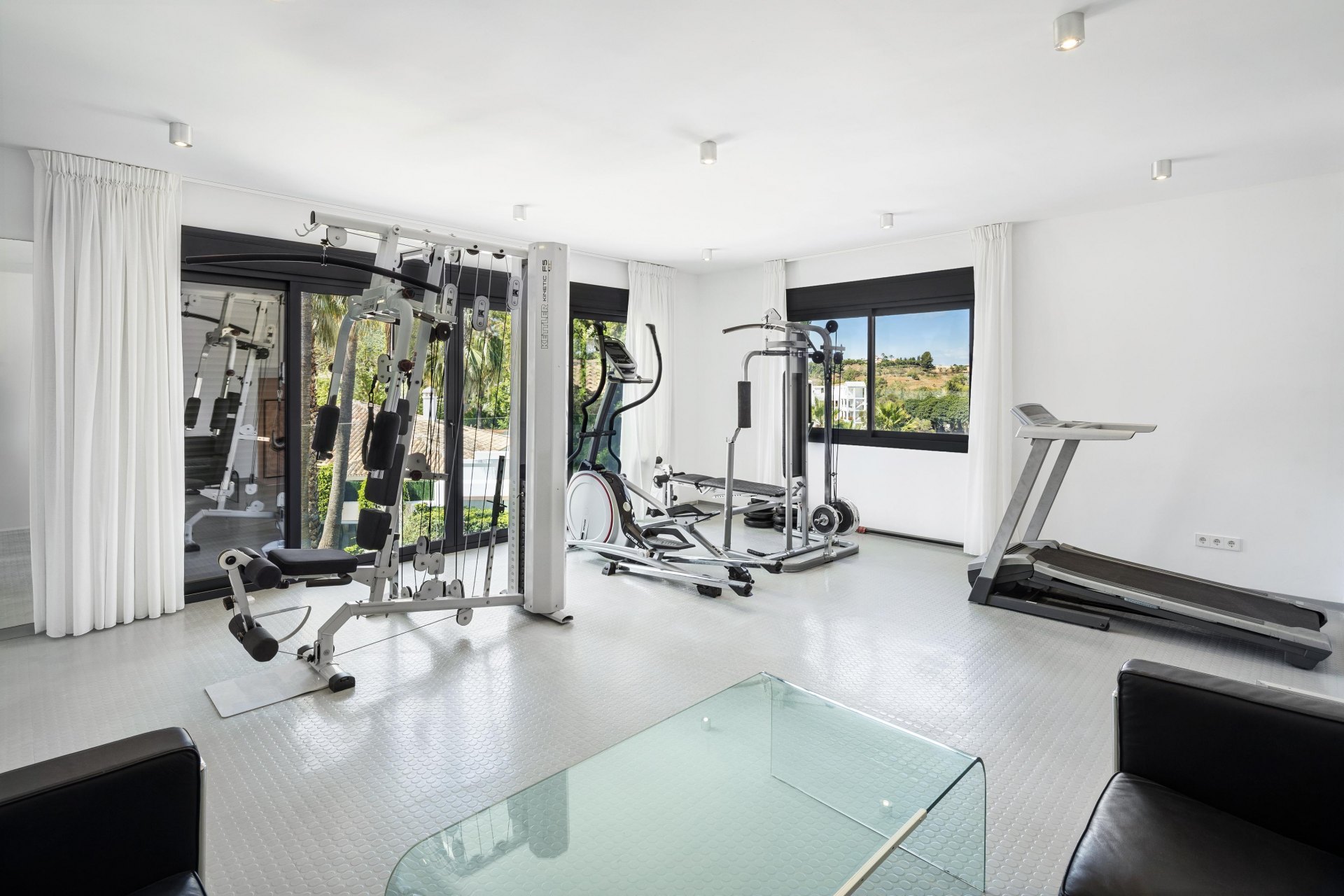 Magnifica villa rodeada de vegetación a pies del campo de golf Los Naranjos, Nueva Andalucia