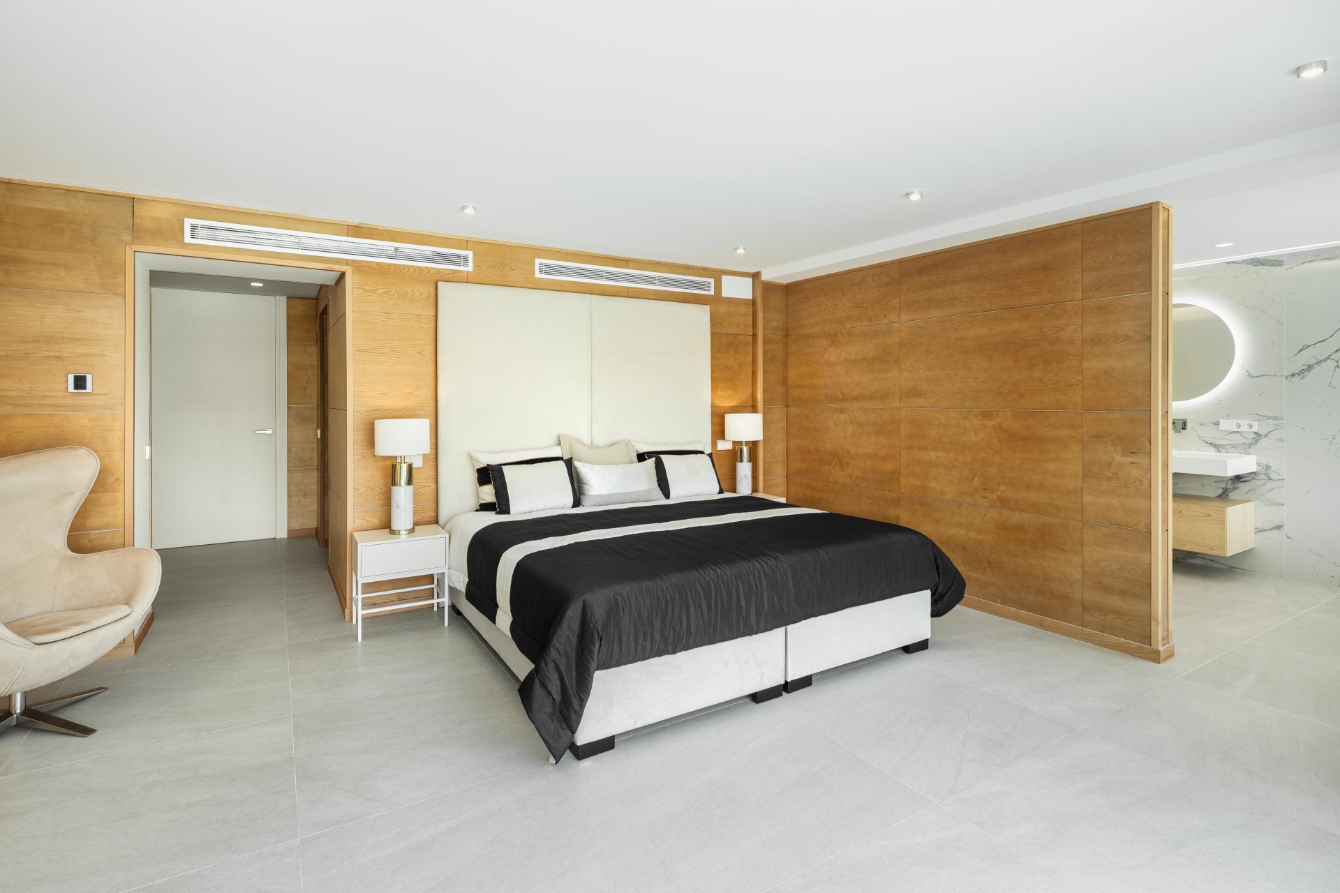 Magnifica villa rodeada de vegetación a pies del campo de golf Los Naranjos, Nueva Andalucia