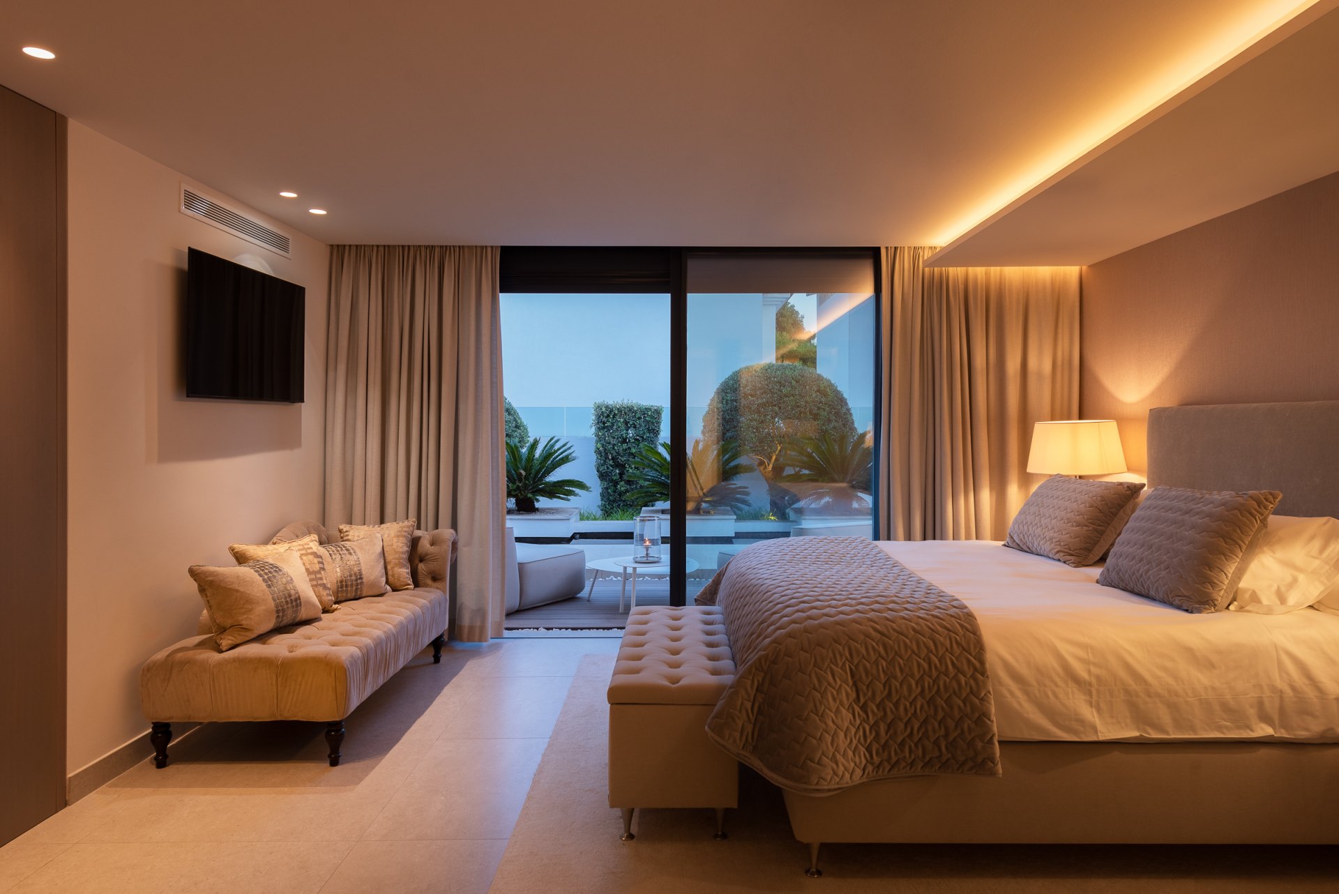 Imponente villa con increíbles vistas panorámicas en pleno corazón del valle de golf en Aloha, Nueva Andalucía