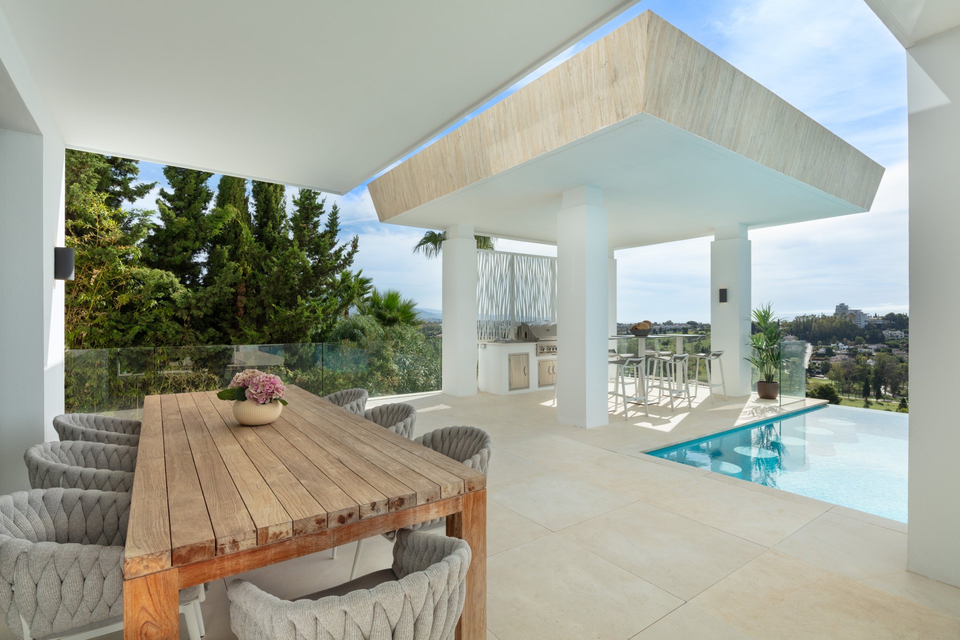 Villa in El Paraíso with incredible views of the sea, golf and nature