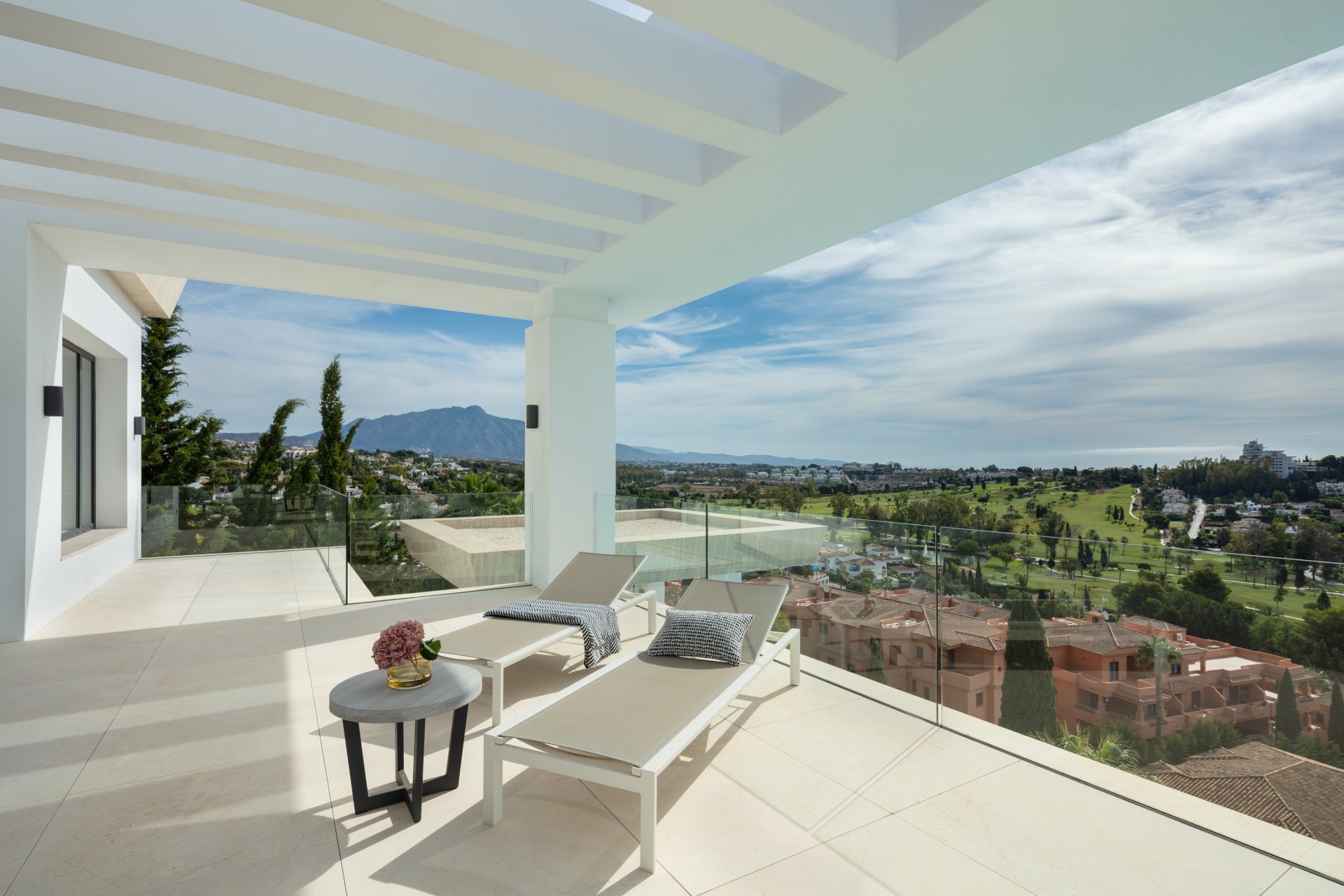 Villa in El Paraíso with incredible views of the sea, golf and nature