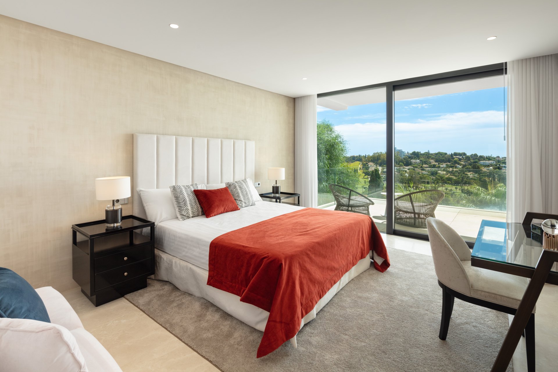 Villa in El Paraíso with incredible views of the sea, golf and nature