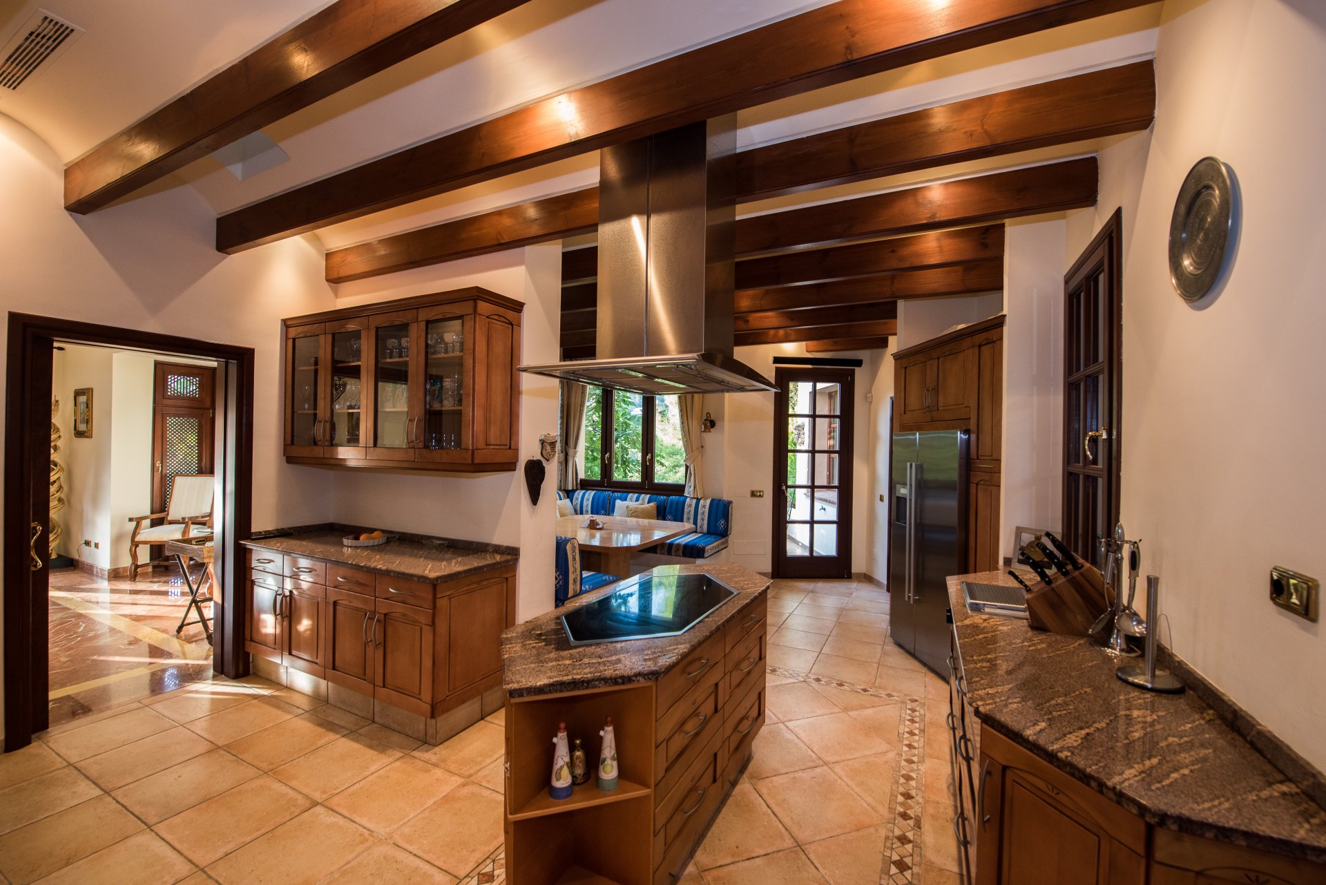 Belleza clásica y confort en una villa en las montañas de La Zagaleta