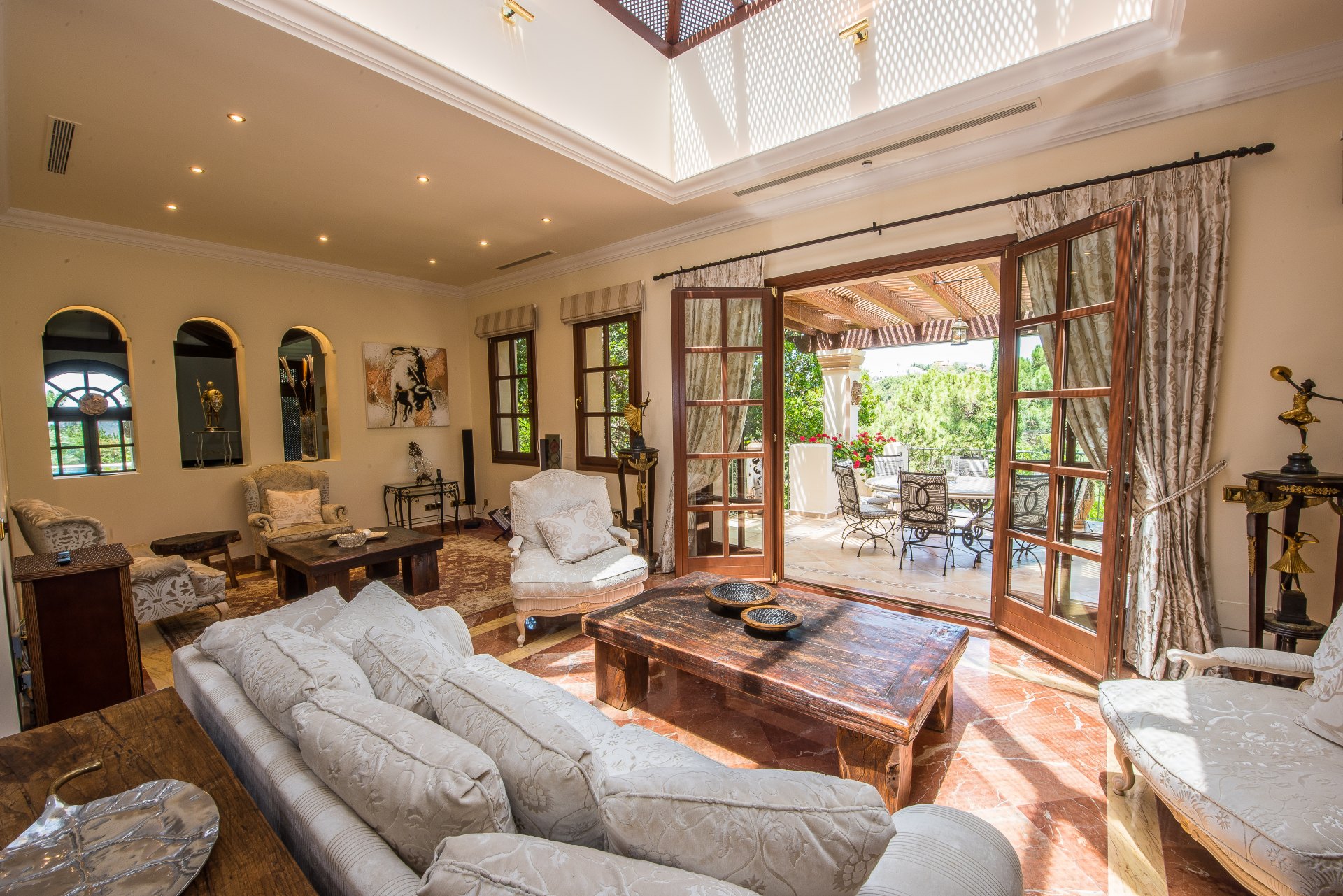 Belleza clásica y confort en una villa en las montañas de La Zagaleta