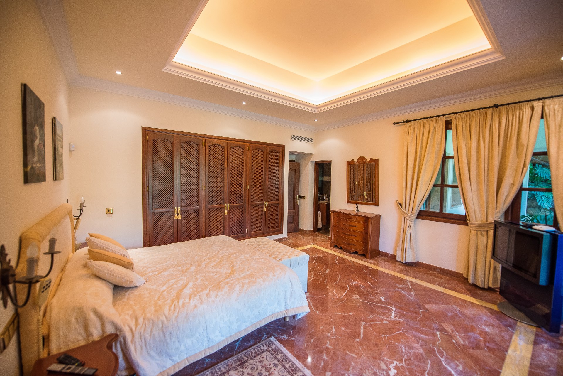 Belleza clásica y confort en una villa en las montañas de La Zagaleta