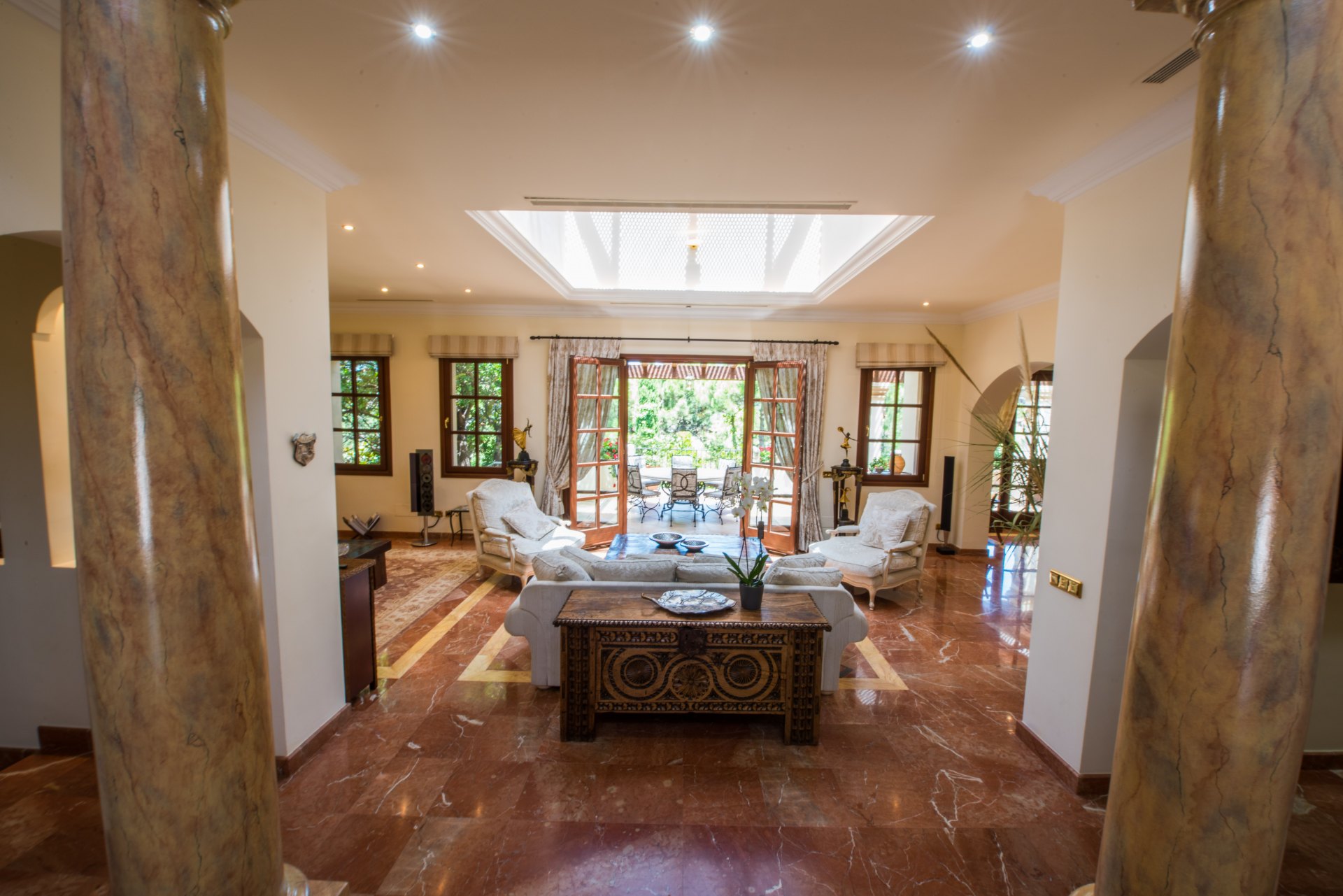 Belleza clásica y confort en una villa en las montañas de La Zagaleta