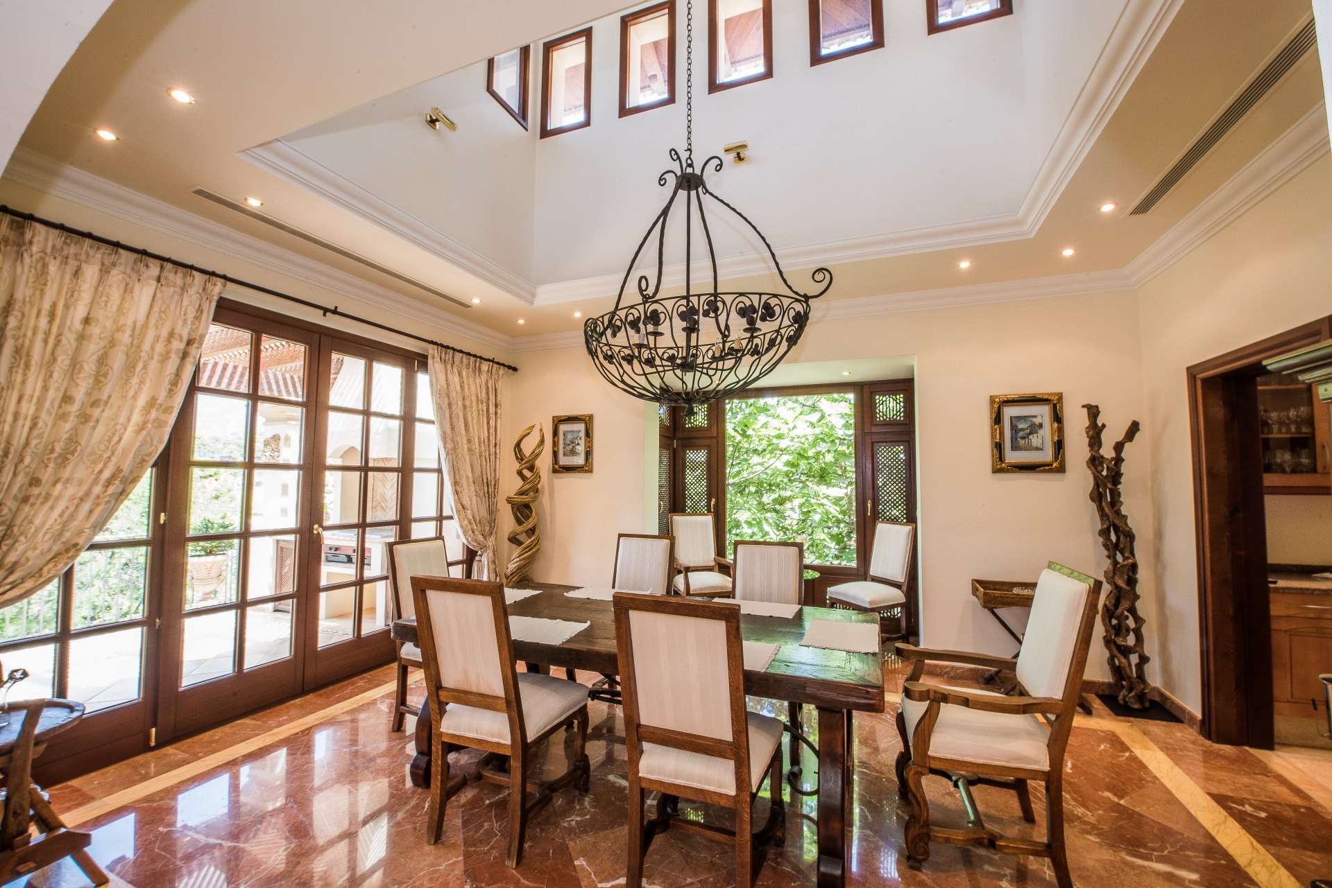 Belleza clásica y confort en una villa en las montañas de La Zagaleta