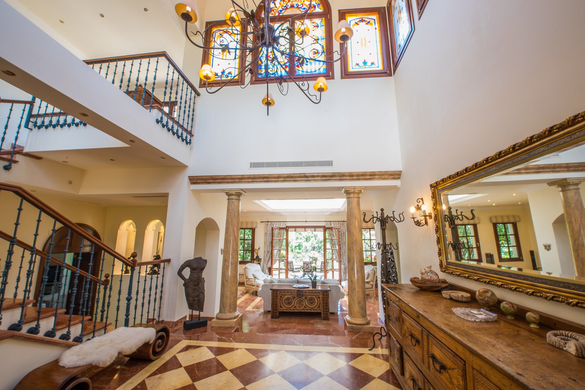 Belleza clásica y confort en una villa en las montañas de La Zagaleta