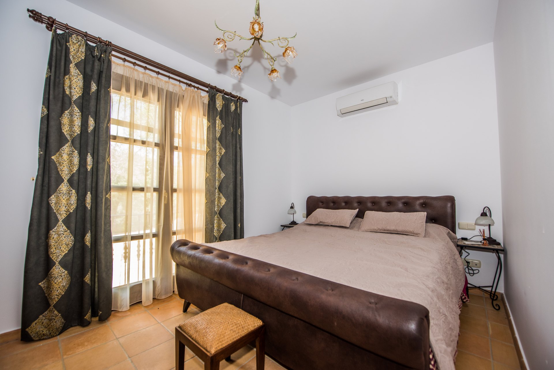 Belleza clásica y confort en una villa en las montañas de La Zagaleta