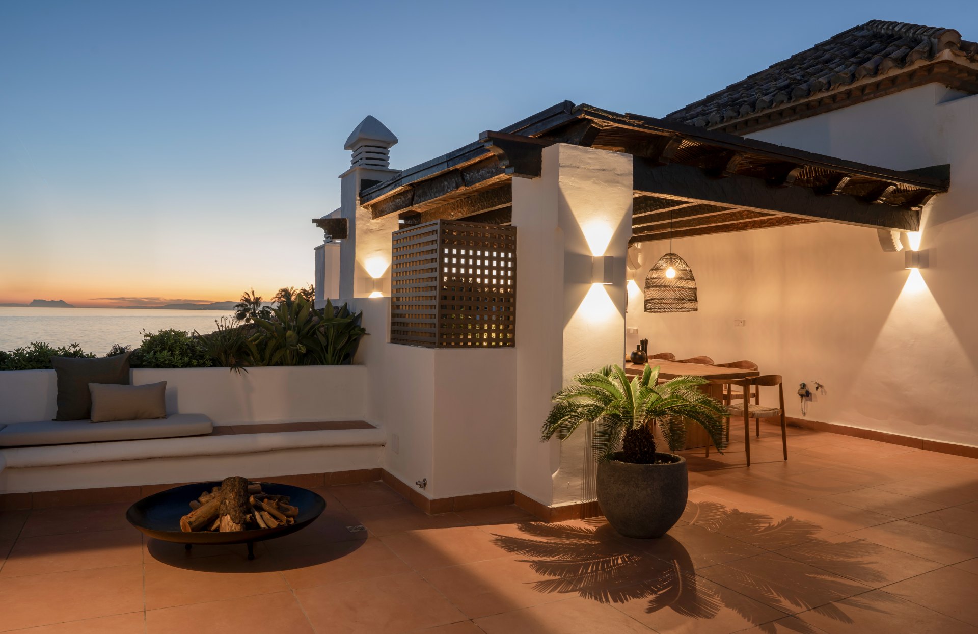 Bright beachfront duplex penthouse in a luxury residential complex in Estepona