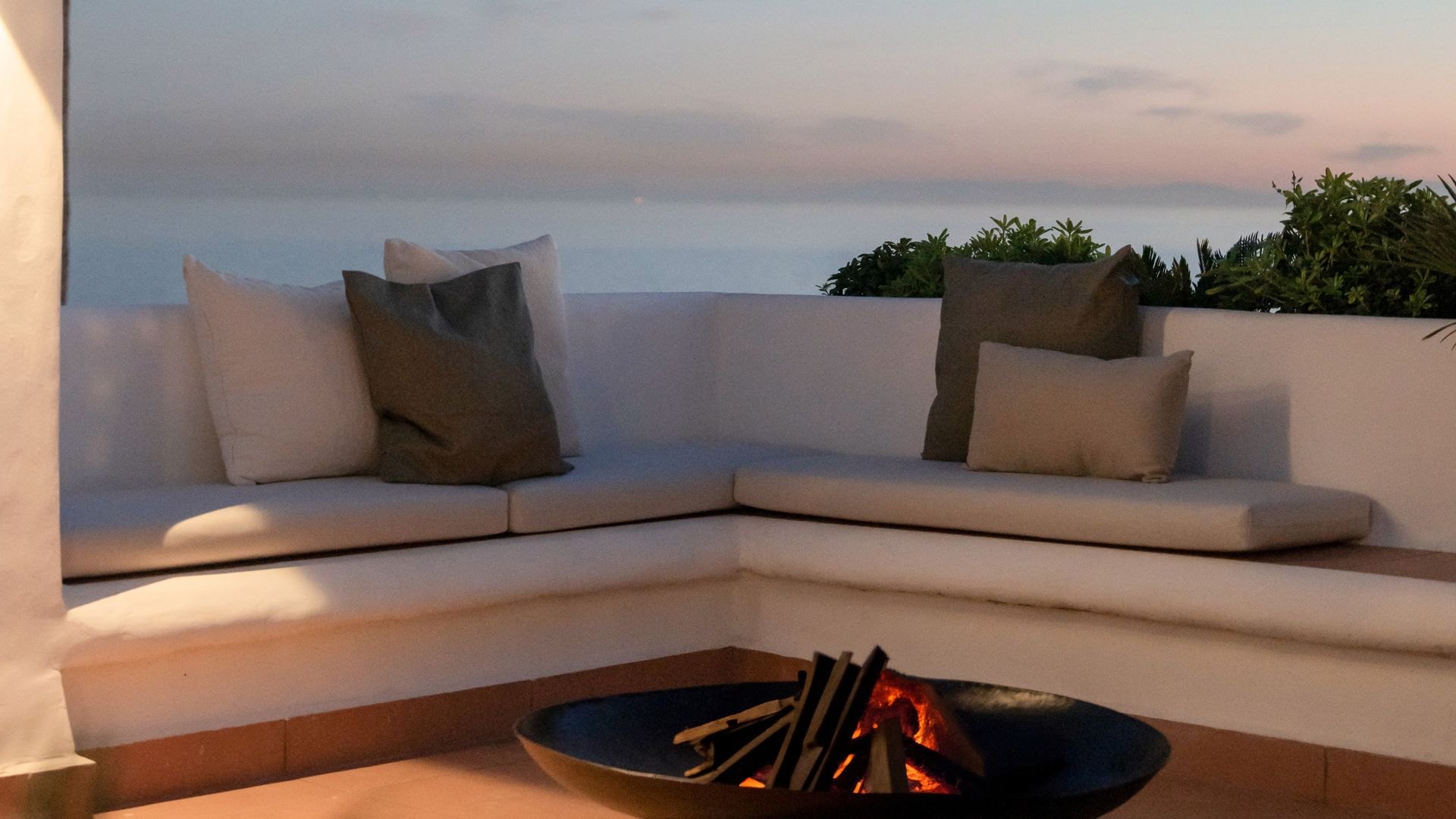 Bright beachfront duplex penthouse in a luxury residential complex in Estepona