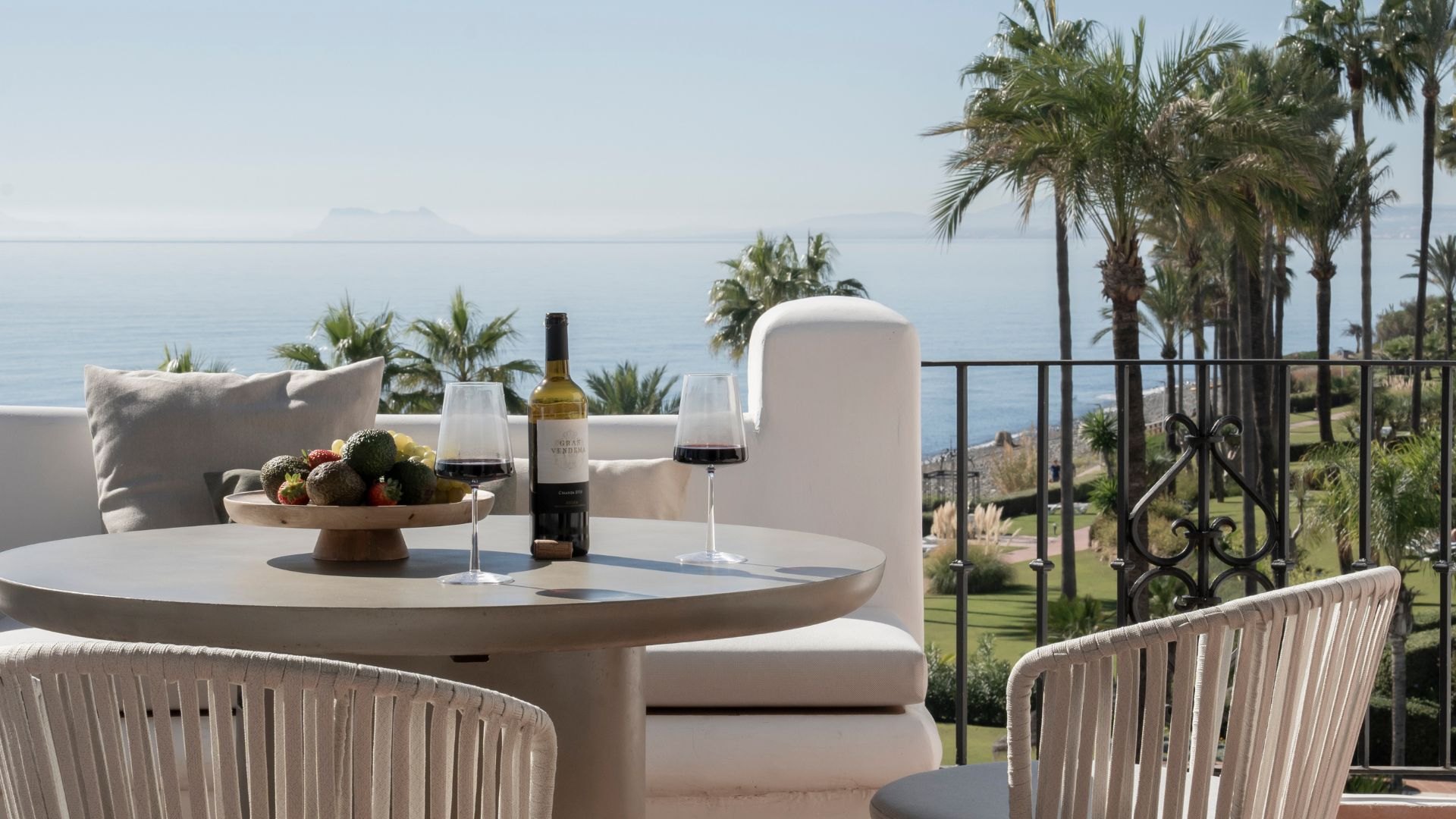 Bright beachfront duplex penthouse in a luxury residential complex in Estepona