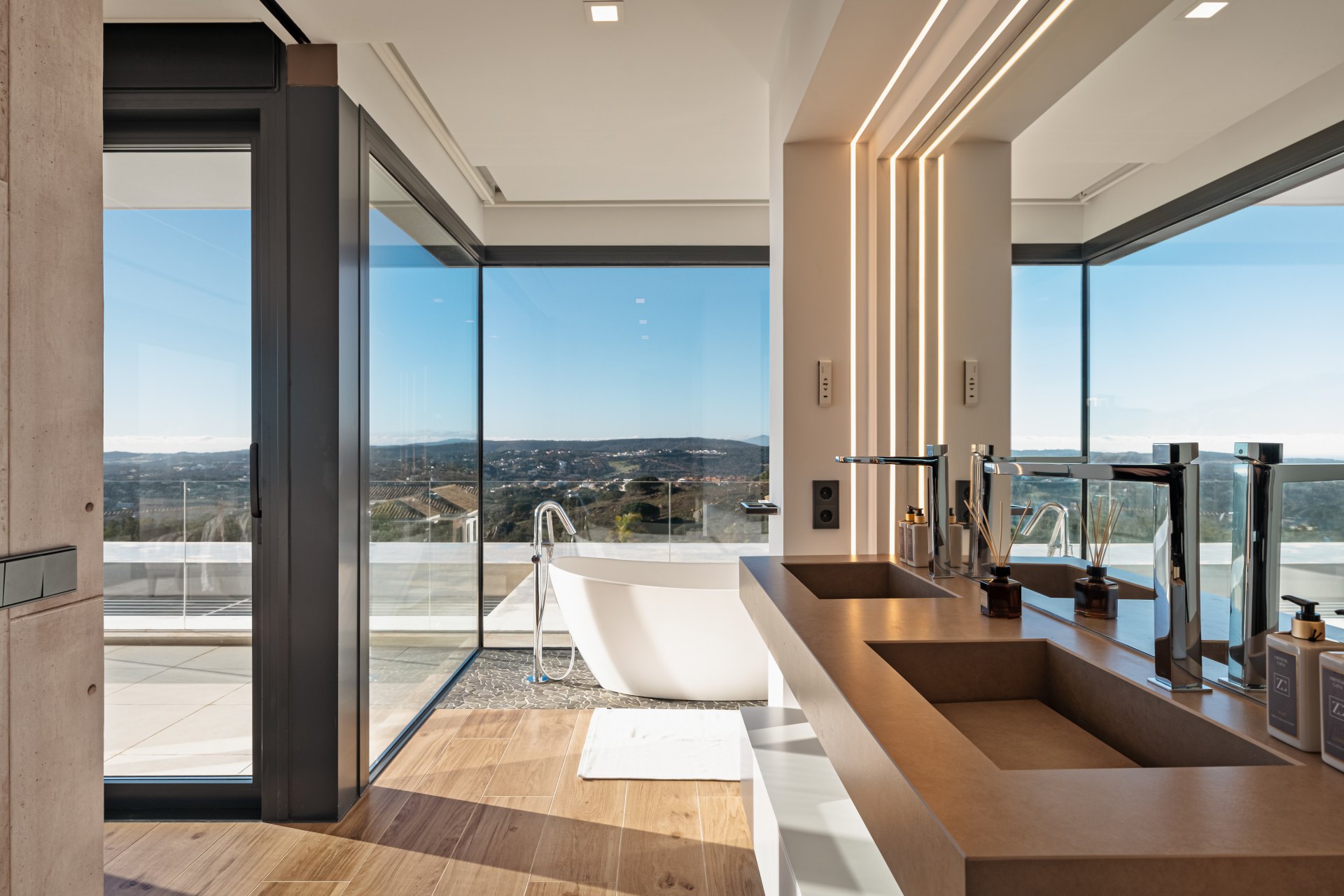 Breathtaking views and modern interior decoration in this villa in Sotogrande