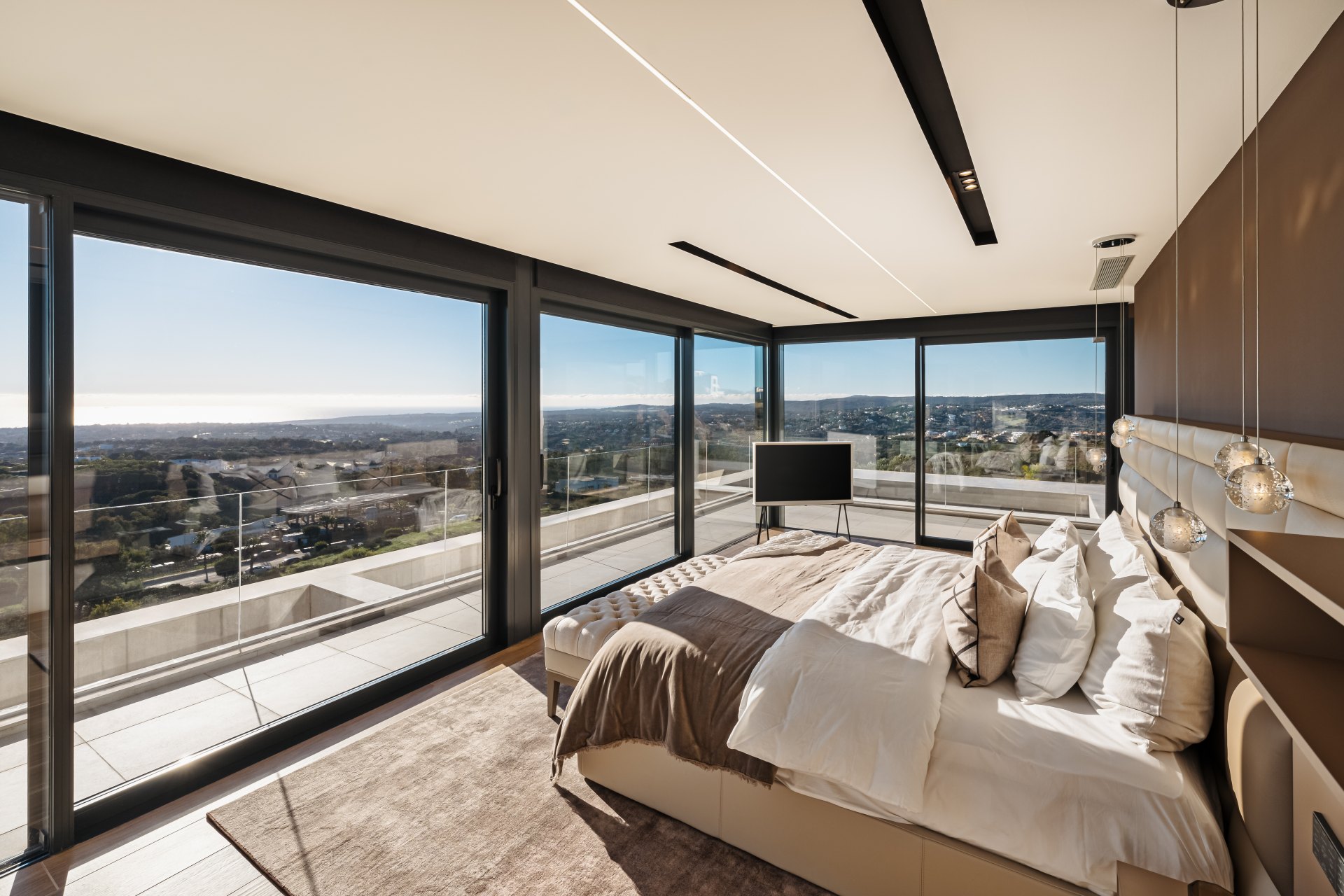 Breathtaking views and modern interior decoration in this villa in Sotogrande