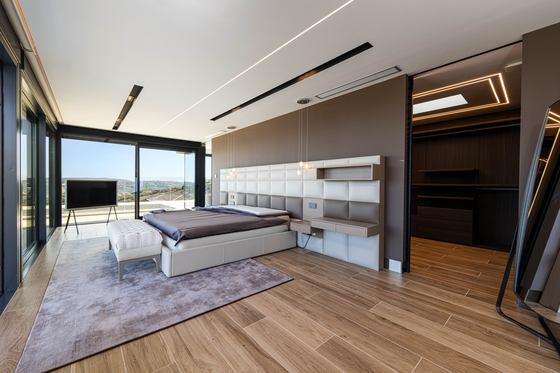 Breathtaking views and modern interior decoration in this villa in Sotogrande