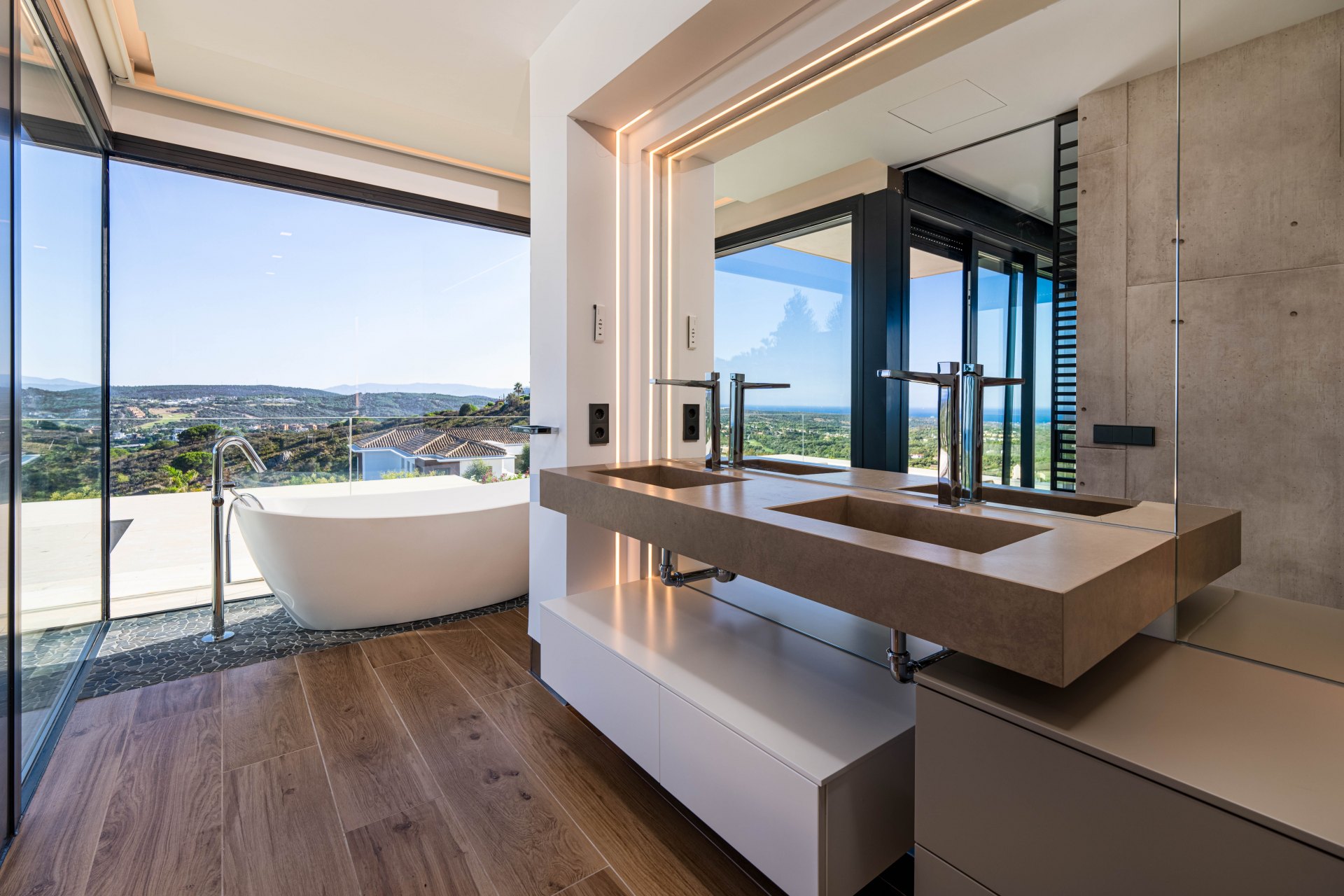 Breathtaking views and modern interior decoration in this villa in Sotogrande