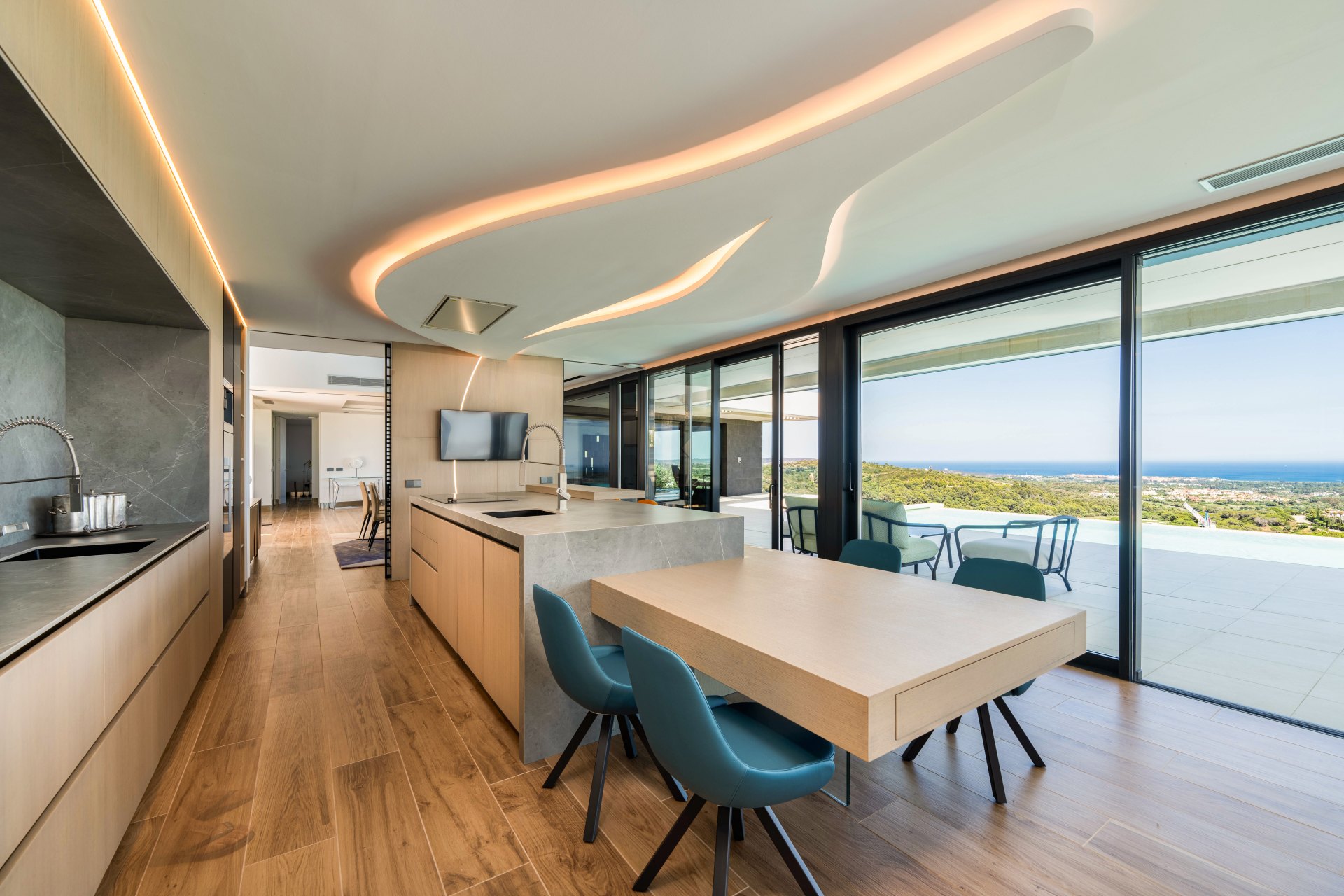 Breathtaking views and modern interior decoration in this villa in Sotogrande