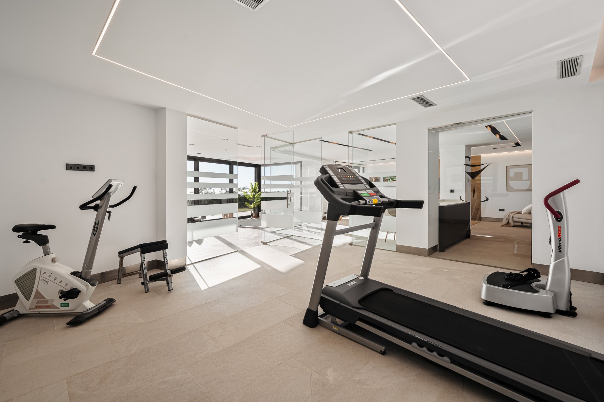 Breathtaking views and modern interior decoration in this villa in Sotogrande