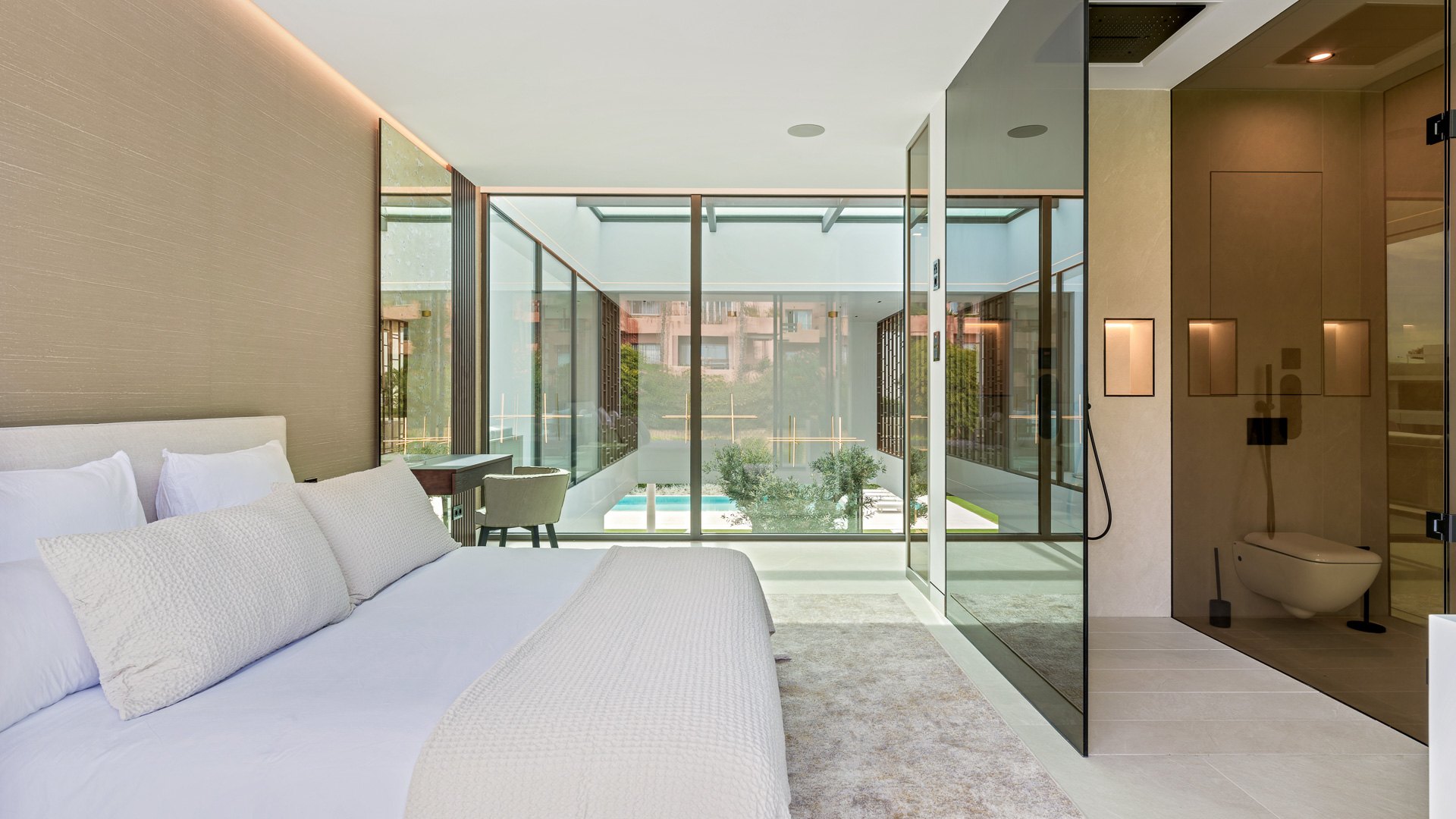 Exceptional residence just a few metres from the beach on the Golden Mile