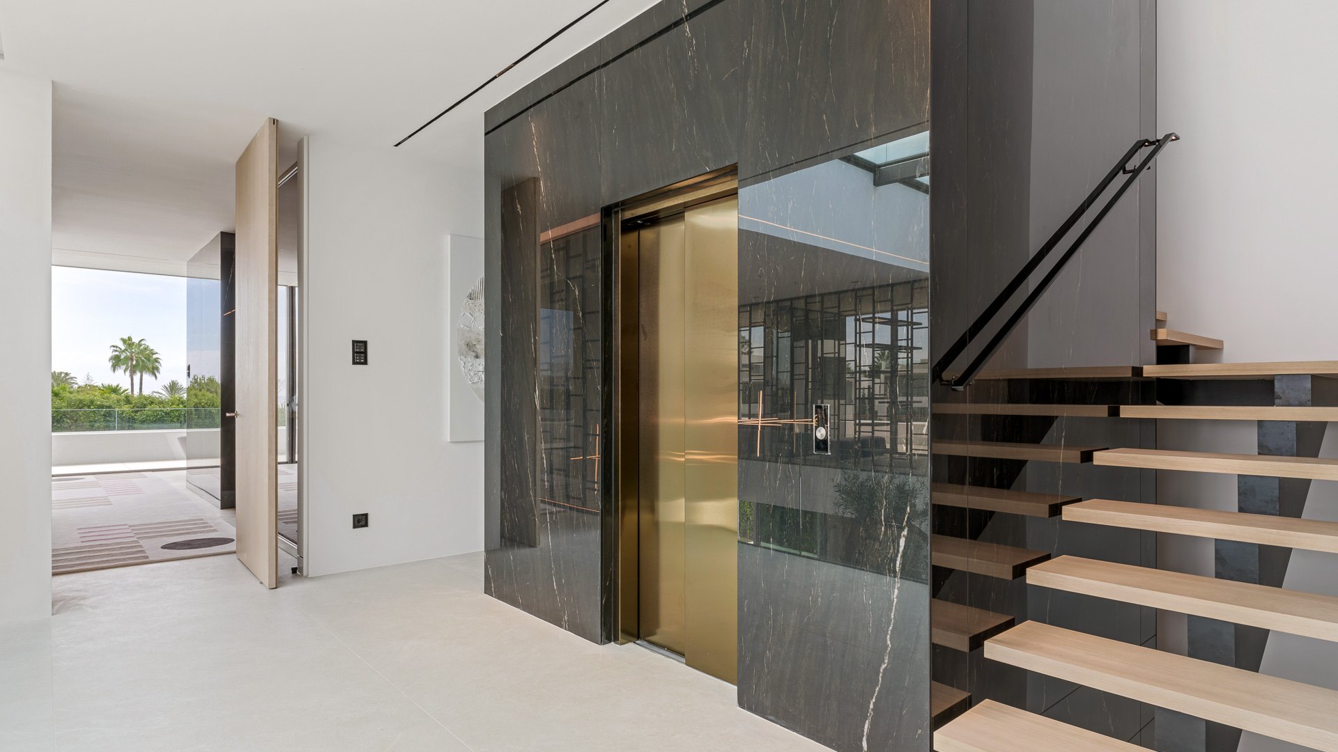 Exceptional residence just a few metres from the beach on the Golden Mile