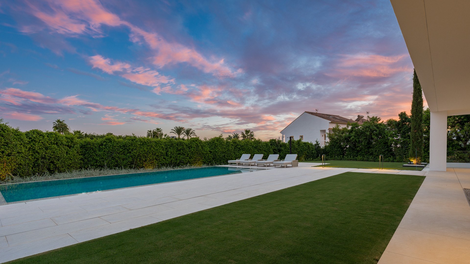 Exceptional residence just a few metres from the beach on the Golden Mile