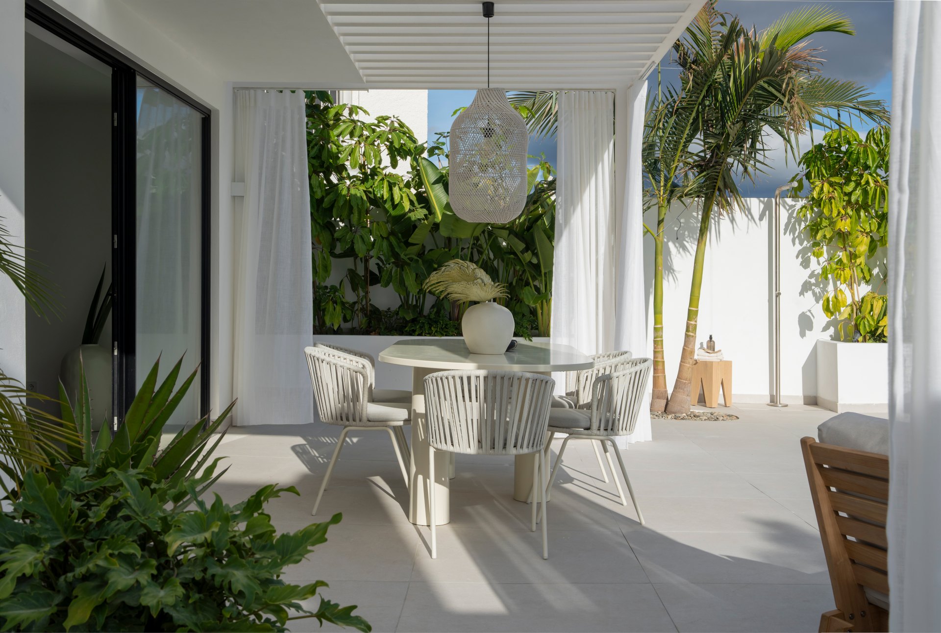 Villa in Nueva Andalucía in three styles: modern-Andalusian-Scandinavian