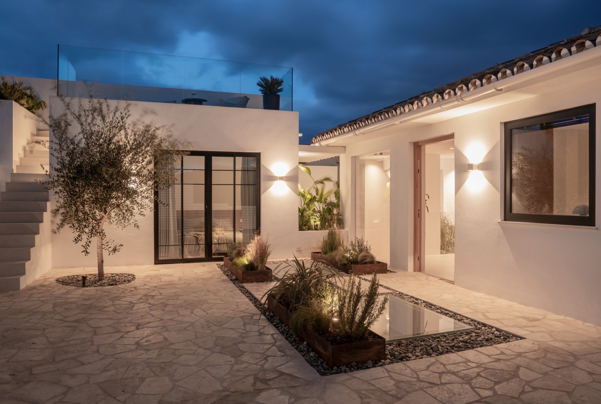Villa in Nueva Andalucía in three styles: modern-Andalusian-Scandinavian
