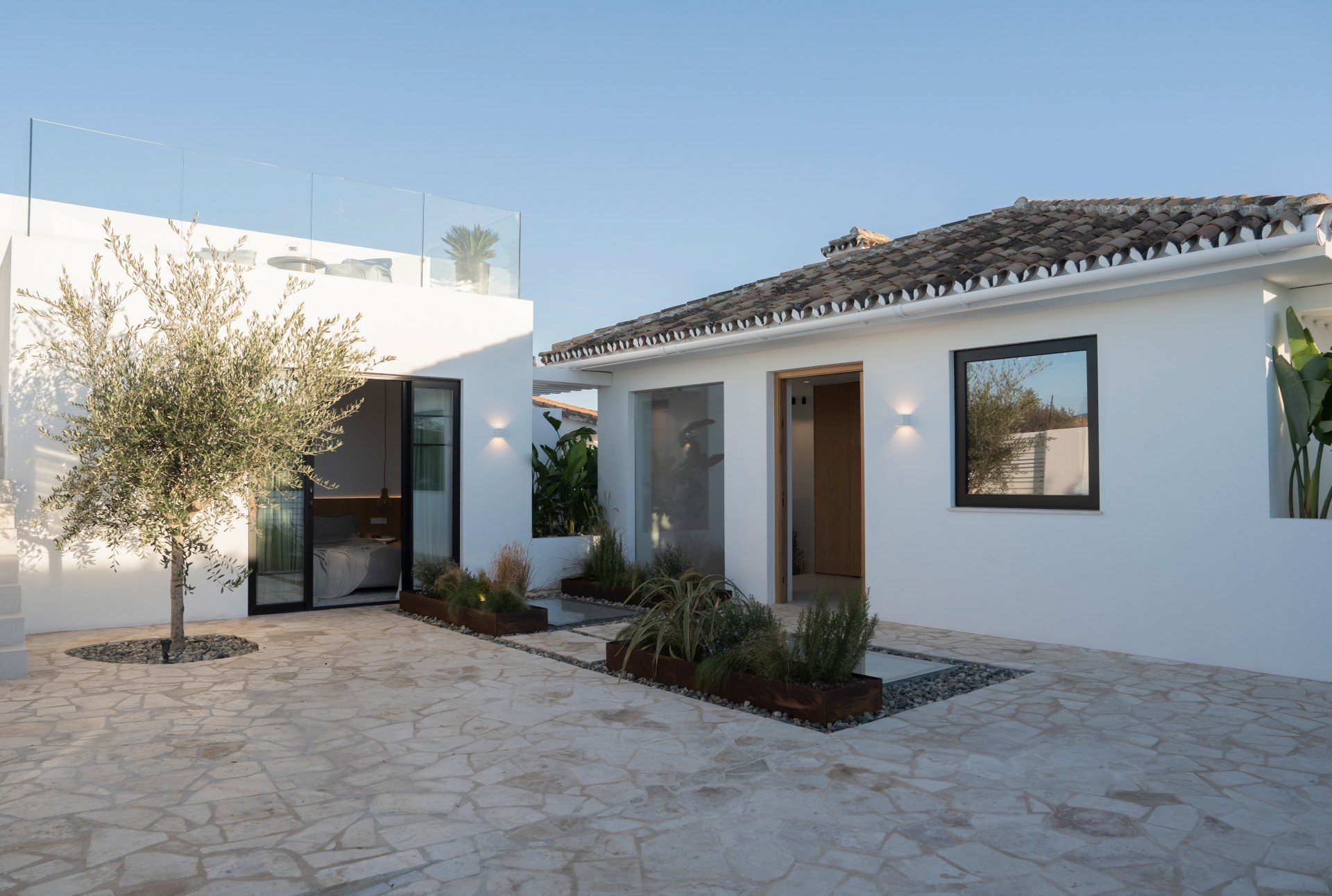 Villa in Nueva Andalucía in three styles: modern-Andalusian-Scandinavian