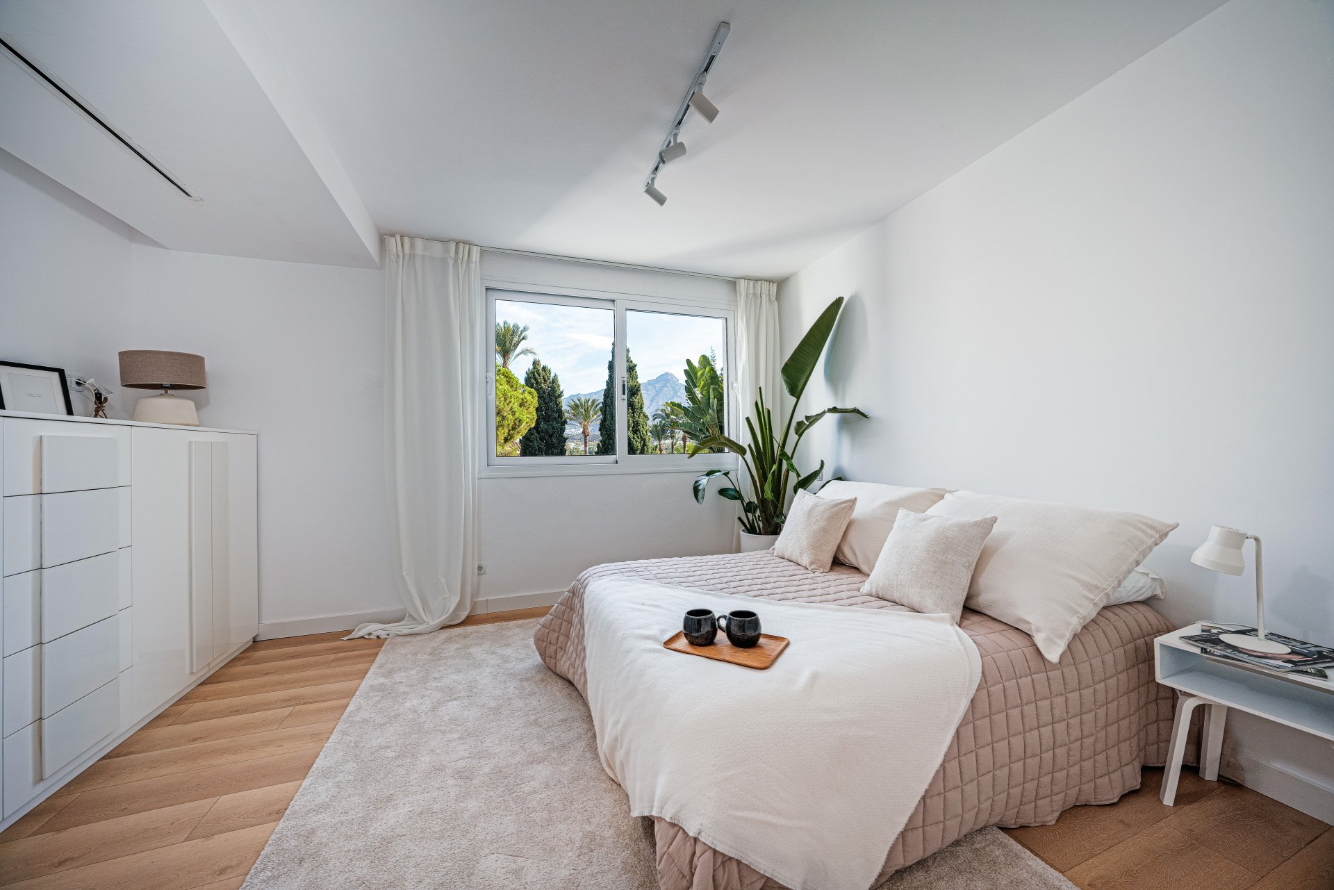 Beautiful villa, with lots of privacy and mountain views, in Nueva Andalucia