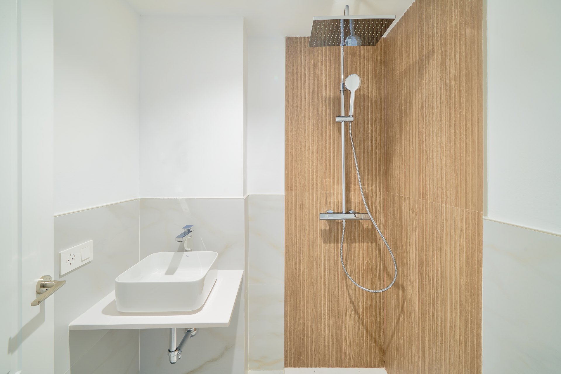 Refurbished frontline beach apartment in La Caleta