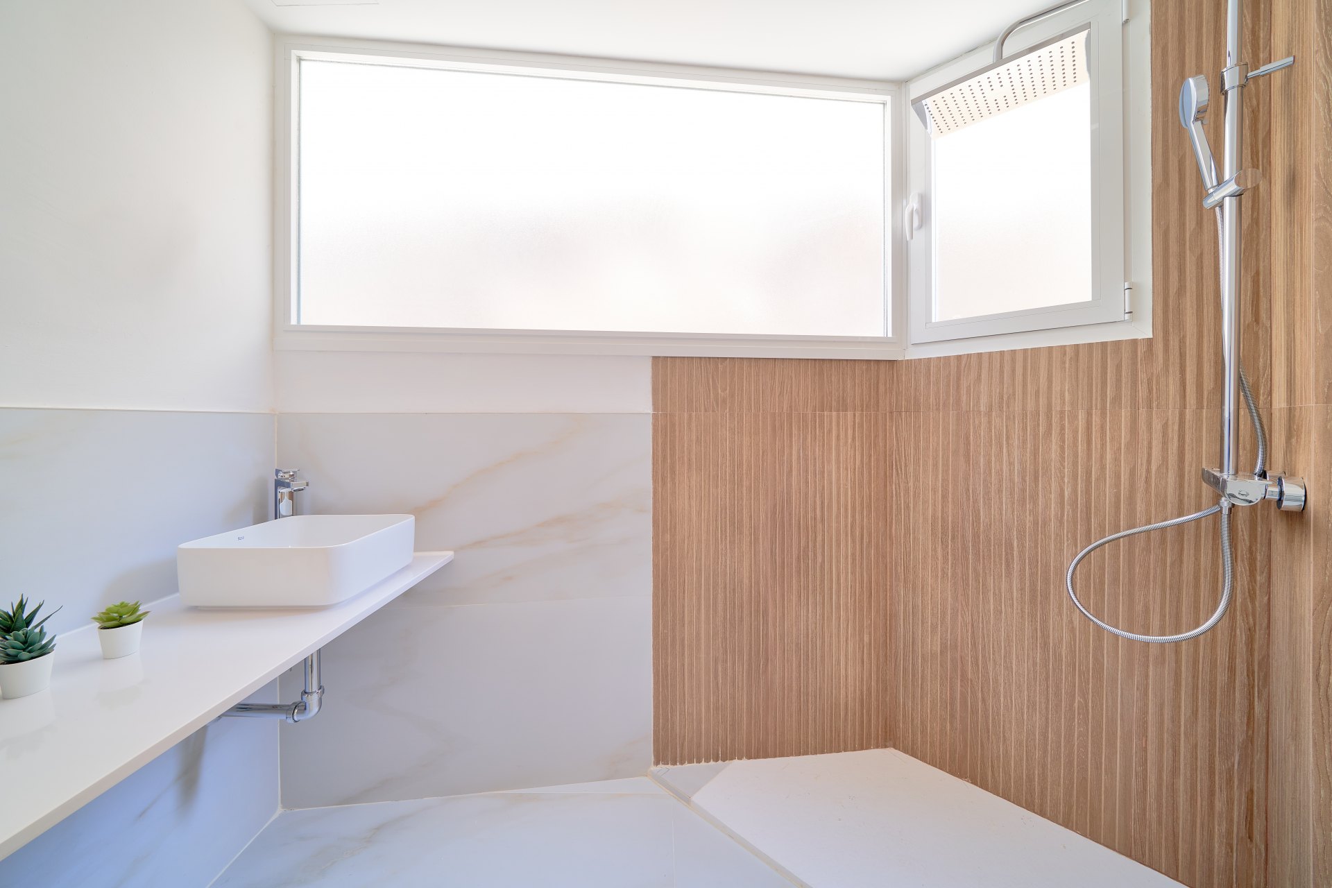 Refurbished frontline beach apartment in La Caleta