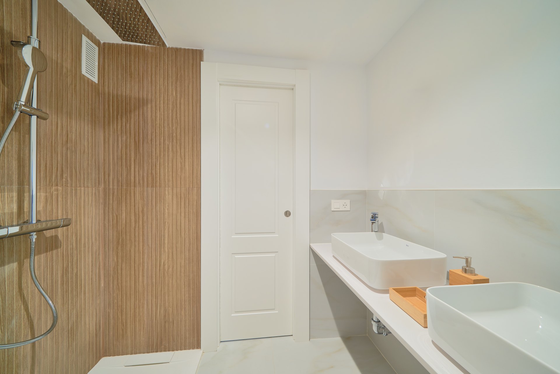 Refurbished frontline beach apartment in La Caleta