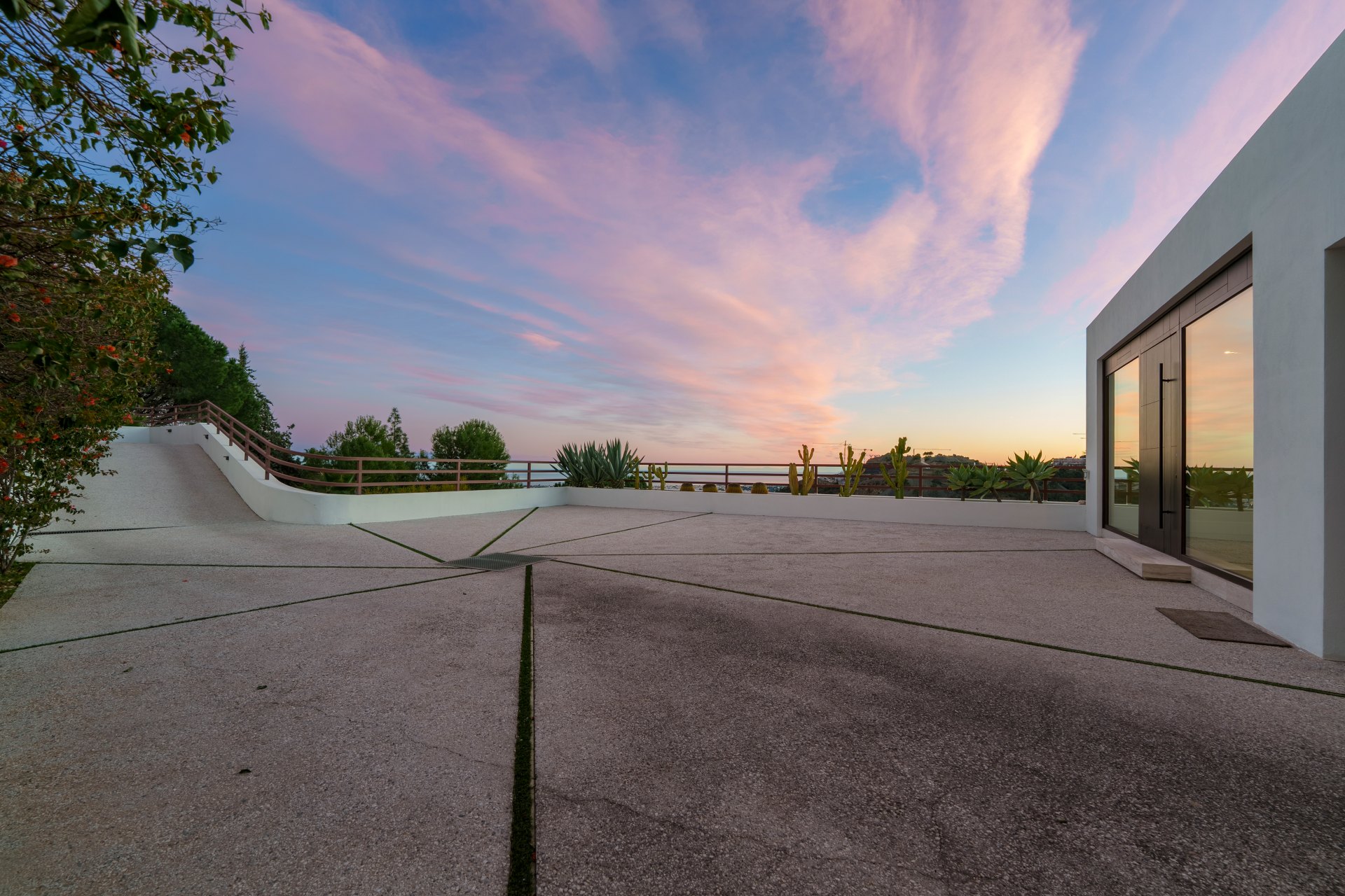 Architectural masterpiece with panoramic sea & mountain views in El Madroñal, Benahavís