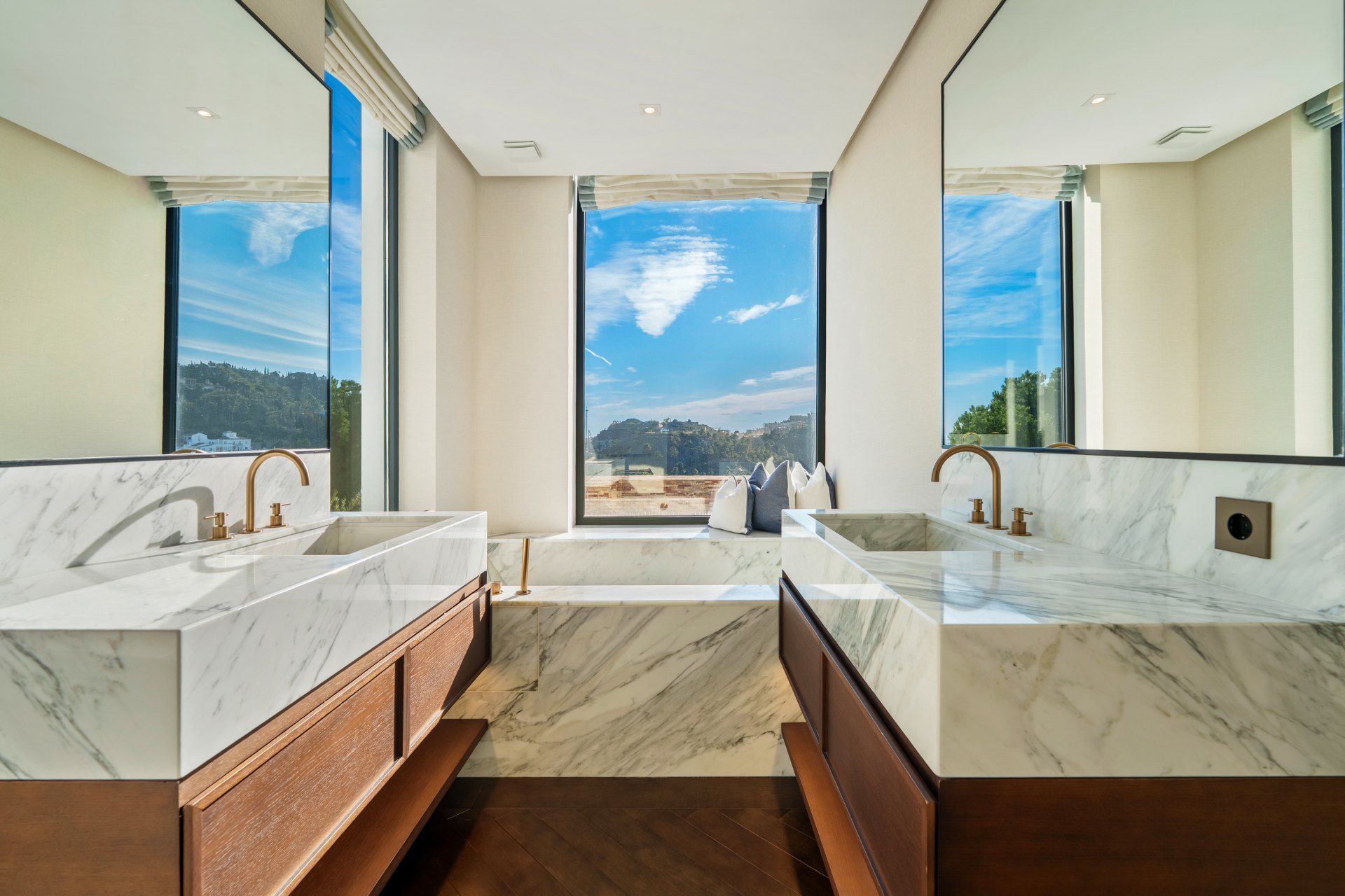 Architectural masterpiece with panoramic sea & mountain views in El Madroñal, Benahavís