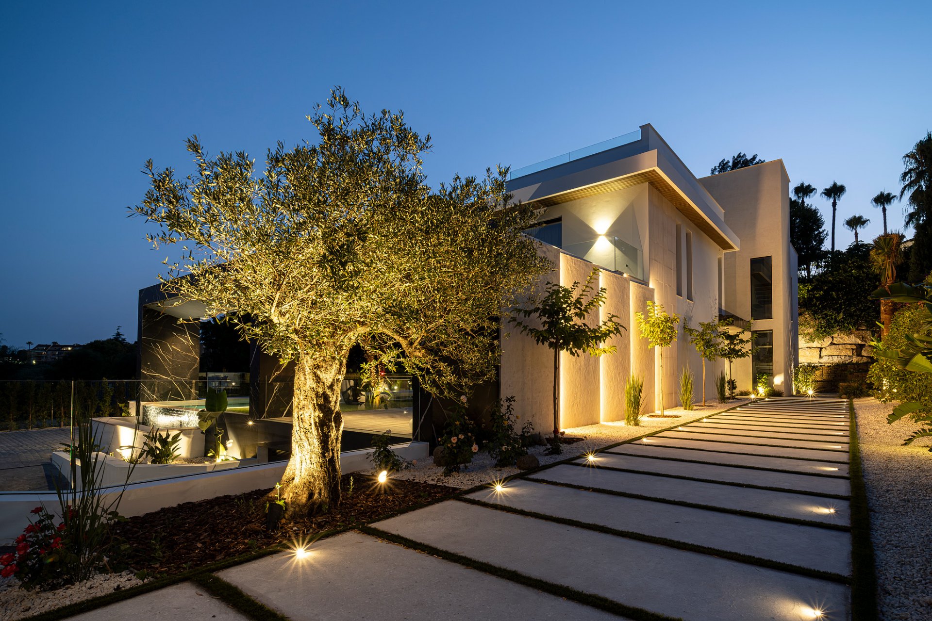 Villa de lujo excepcional de nueva construcción con vistas panorámicas en El Paraíso, Estepona Este