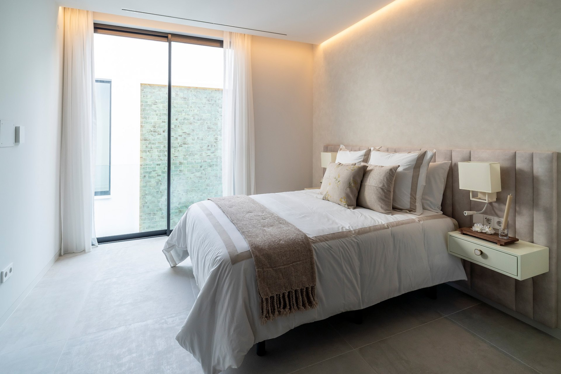 Villa de lujo excepcional de nueva construcción con vistas panorámicas en El Paraíso, Estepona Este