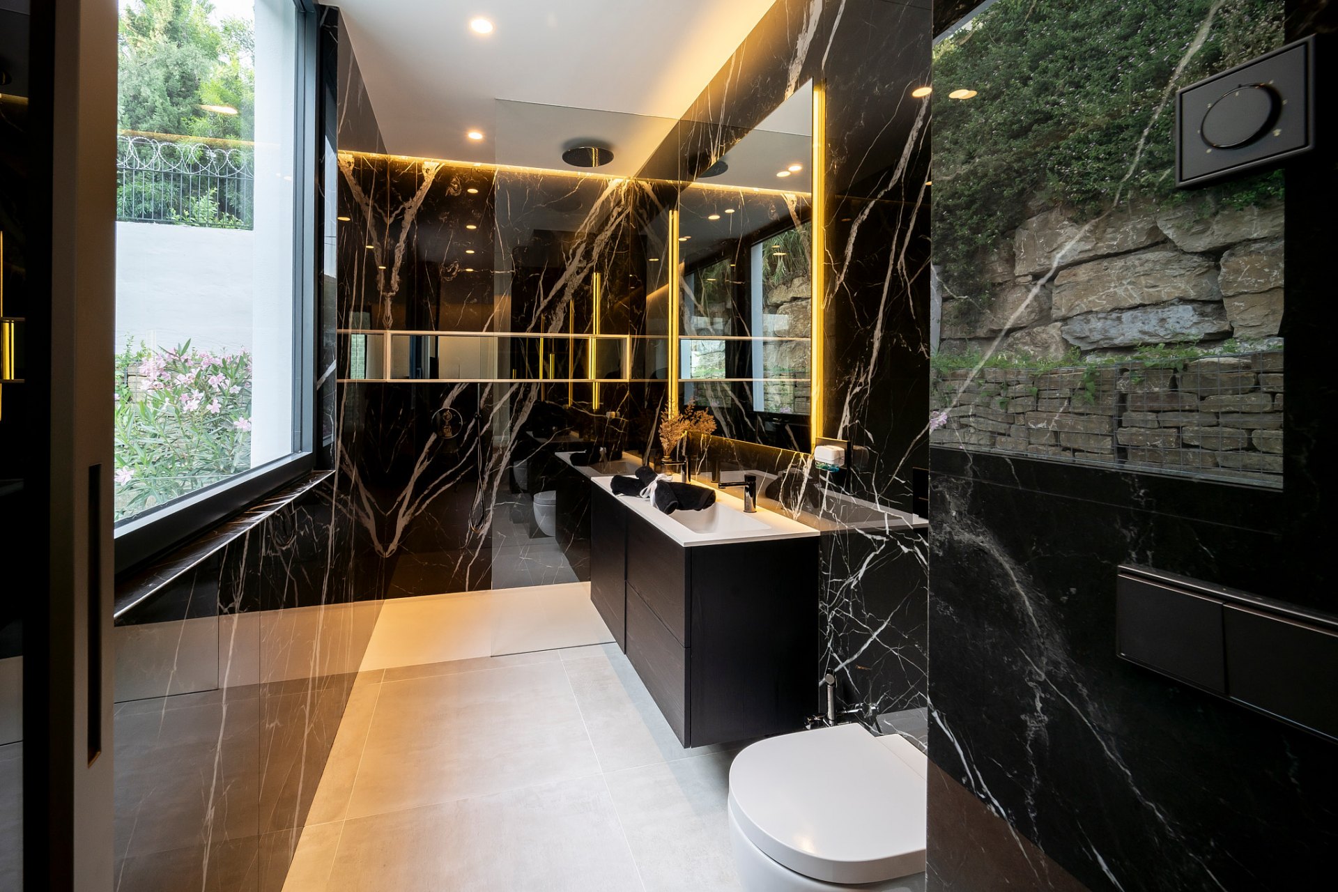 Villa de lujo excepcional de nueva construcción con vistas panorámicas en El Paraíso, Estepona Este