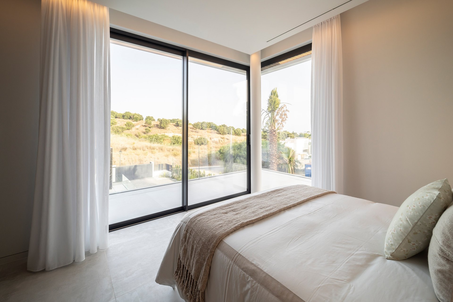 Villa de lujo excepcional de nueva construcción con vistas panorámicas en El Paraíso, Estepona Este