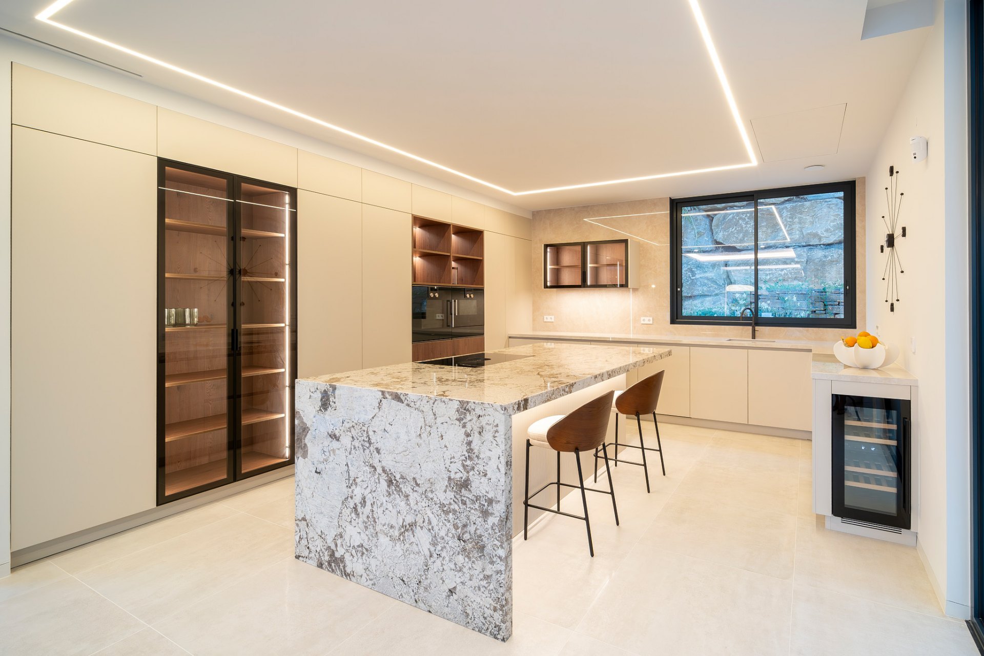 Villa de lujo excepcional de nueva construcción con vistas panorámicas en El Paraíso, Estepona Este