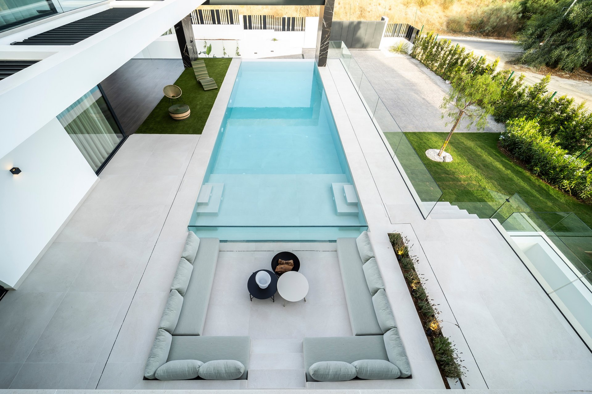 Villa de lujo excepcional de nueva construcción con vistas panorámicas en El Paraíso, Estepona Este