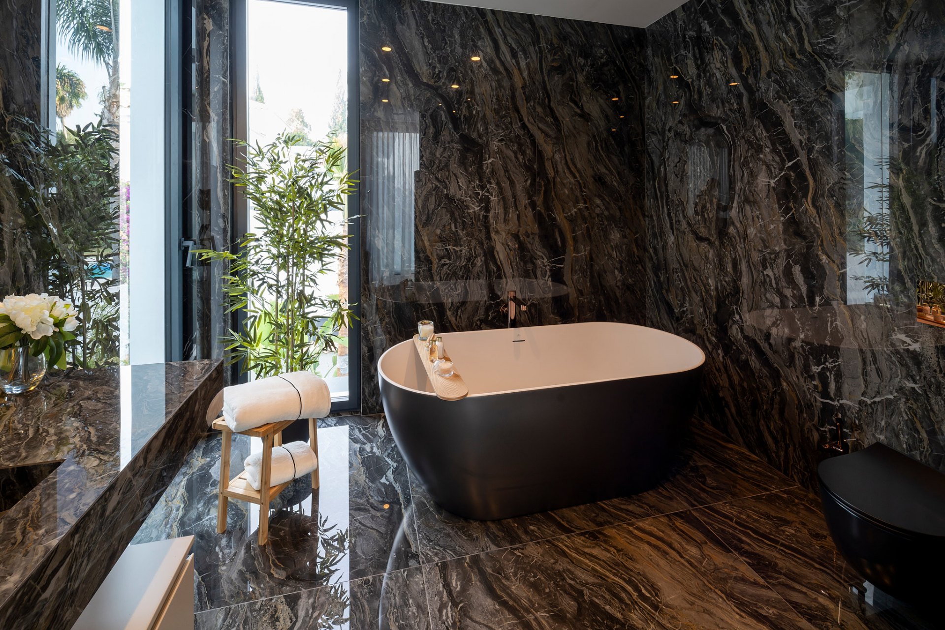 Villa de lujo excepcional de nueva construcción con vistas panorámicas en El Paraíso, Estepona Este