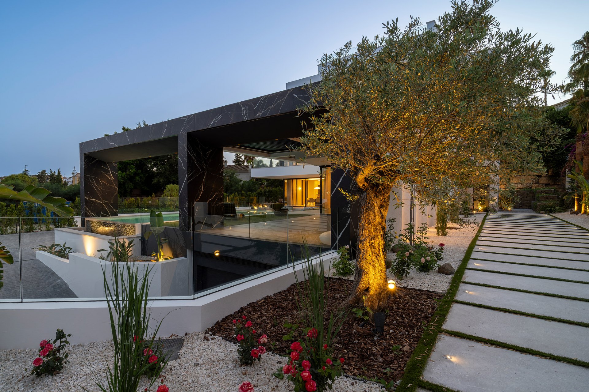 Villa de lujo excepcional de nueva construcción con vistas panorámicas en El Paraíso, Estepona Este