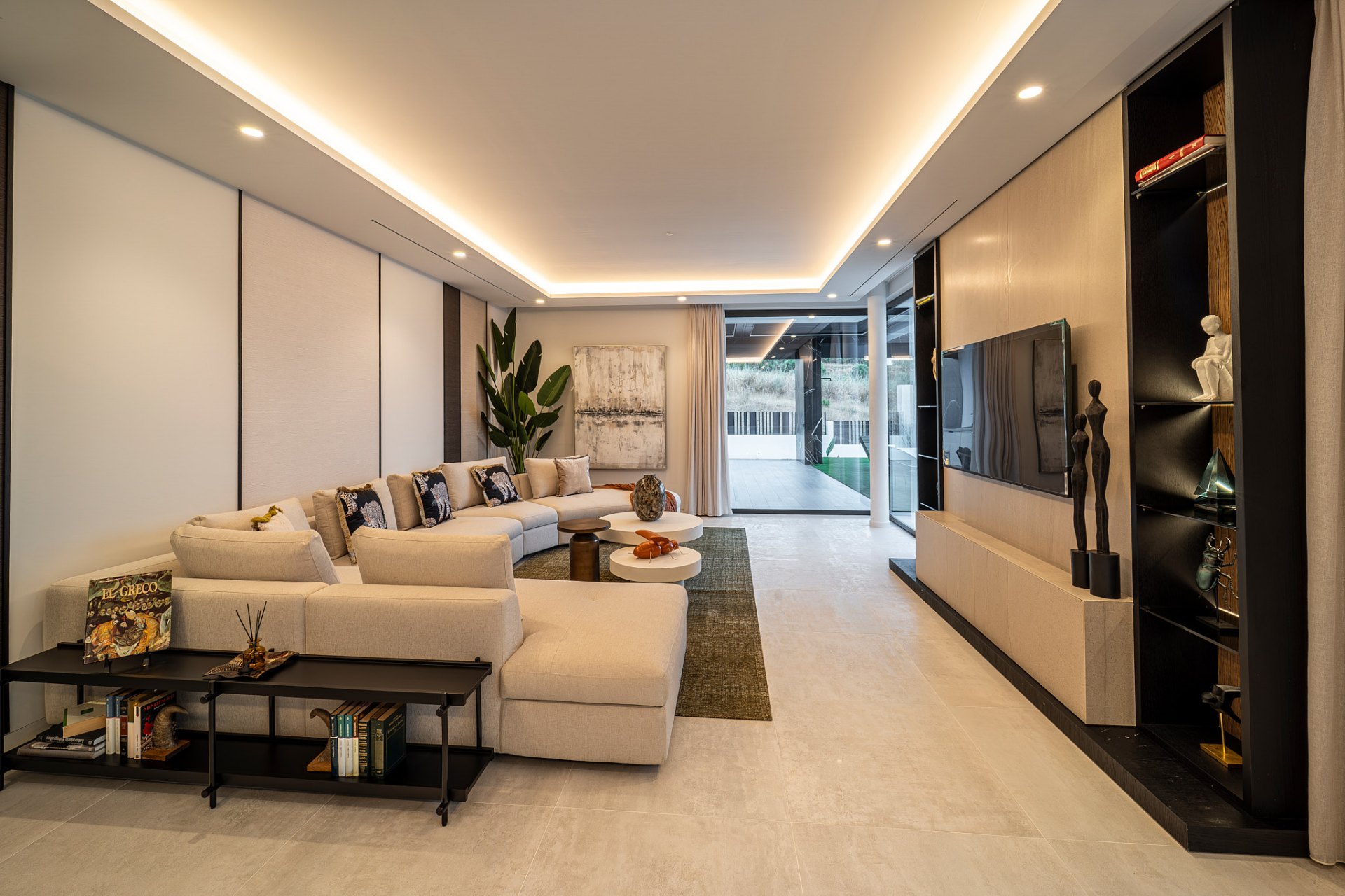 Villa de lujo excepcional de nueva construcción con vistas panorámicas en El Paraíso, Estepona Este