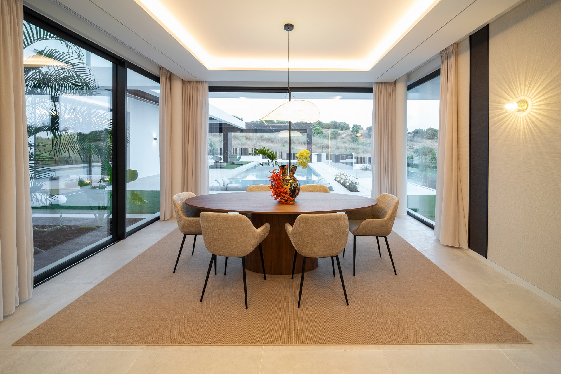 Villa de lujo excepcional de nueva construcción con vistas panorámicas en El Paraíso, Estepona Este