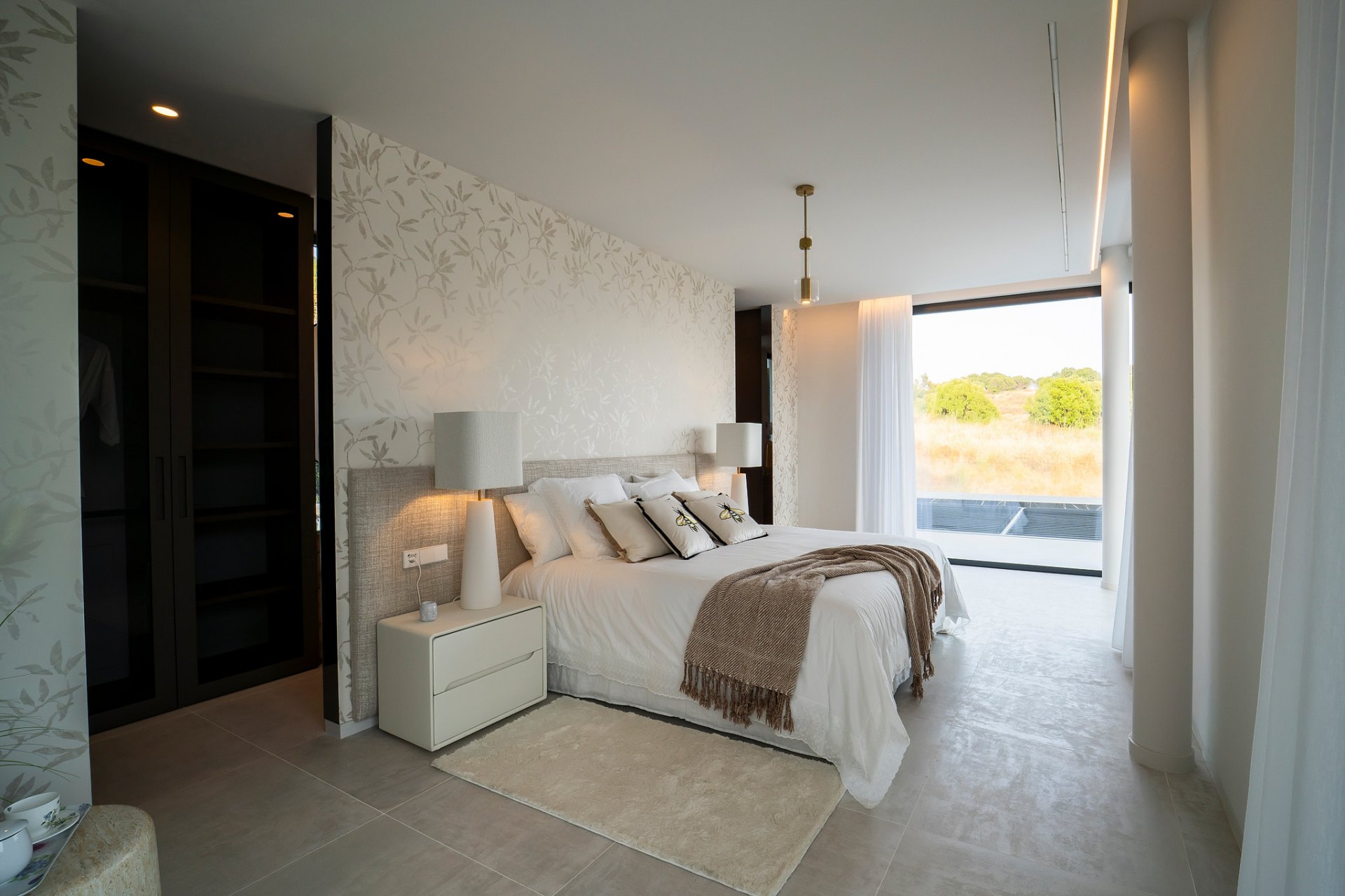 Villa de lujo excepcional de nueva construcción con vistas panorámicas en El Paraíso, Estepona Este