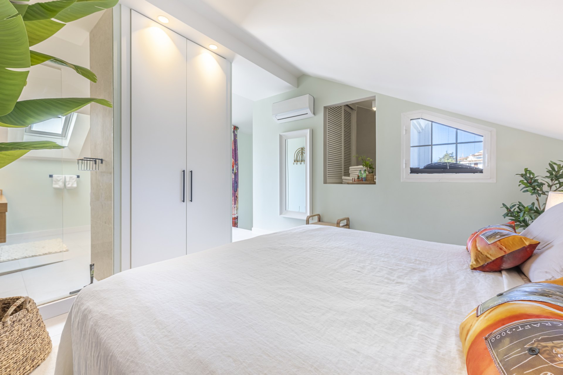 Elegante adosado con piscina privada y vistas panorámicas en Arco Iris, Altos de Puente Romano